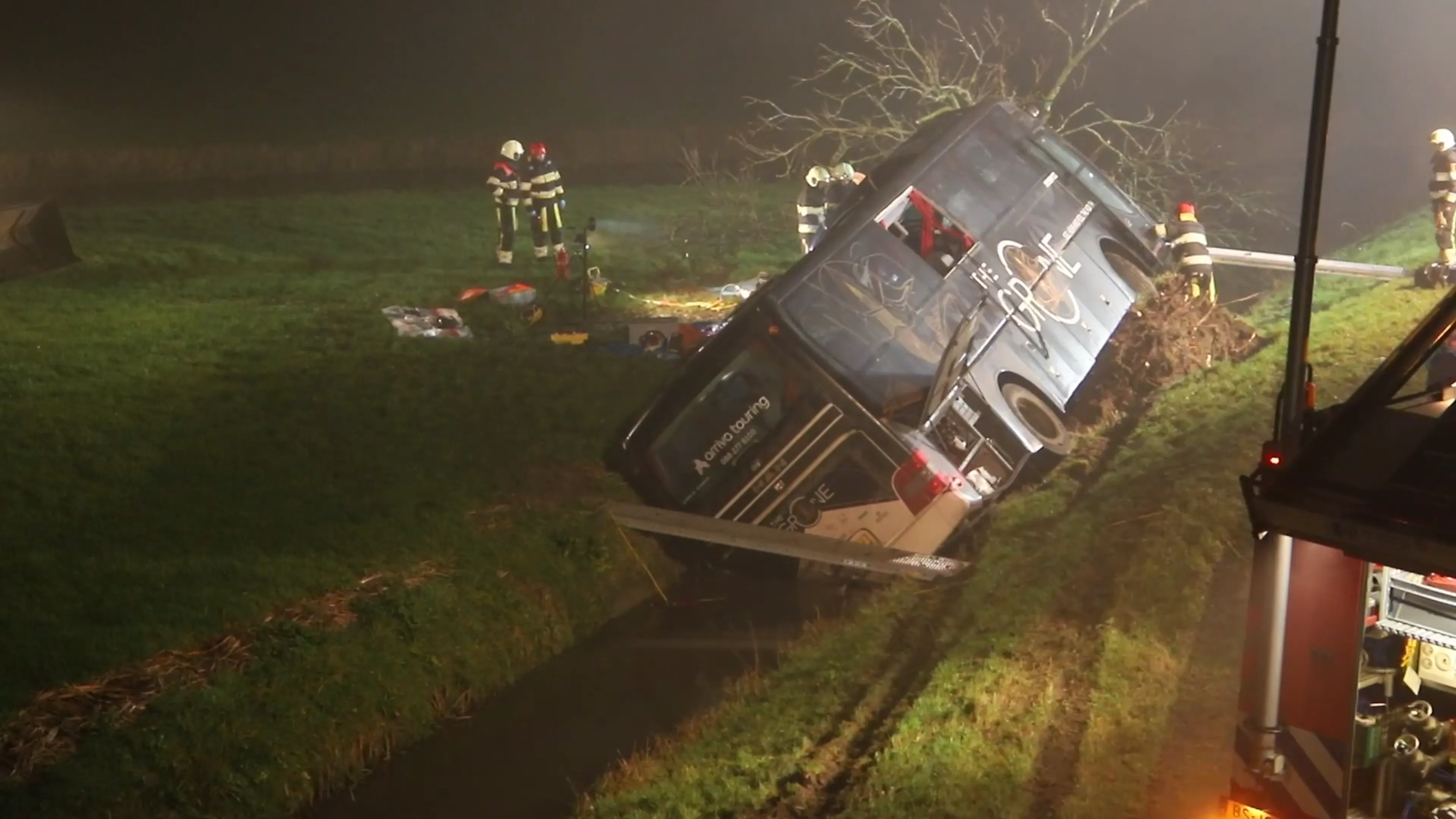 Buschauffeur overleden en twee passagiers gewond bij eenzijdig ongeluk in Weidum