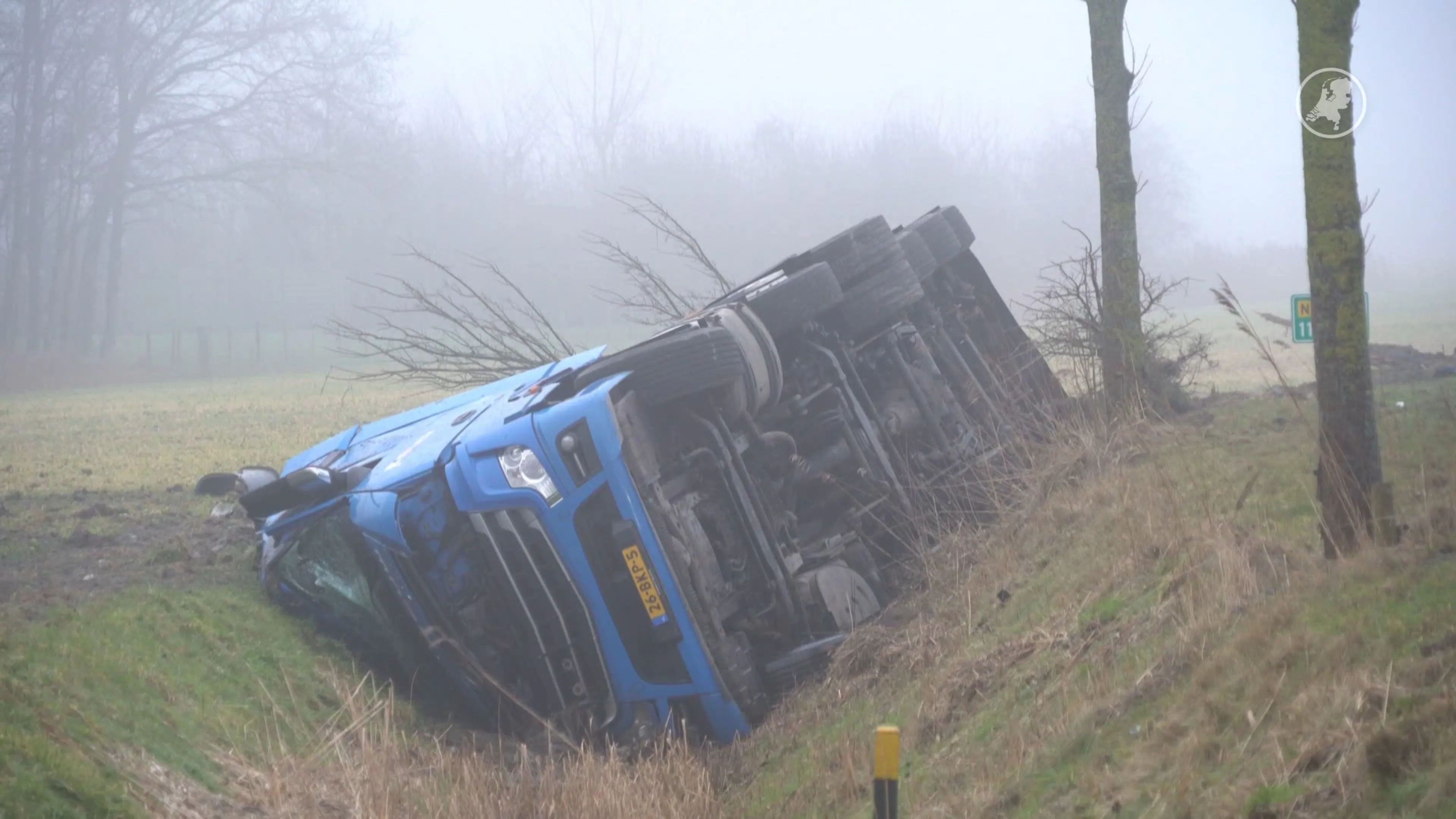 Betonwagen in sloot. Beeld: Persbureau Meter