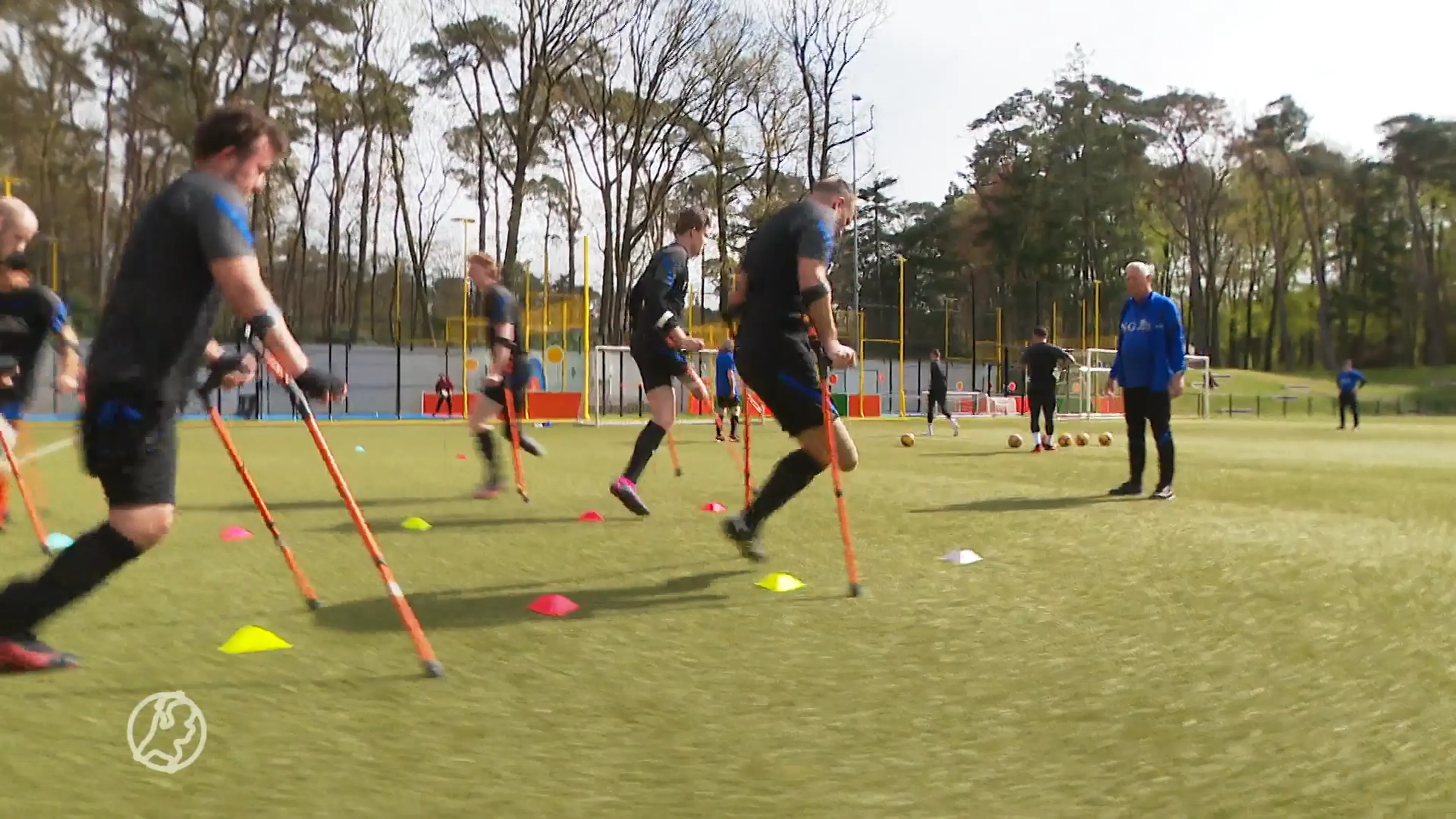 Amputatievoetballer Wesley tekent bij buitenlandse club: 'Jongensdroom komt uit'