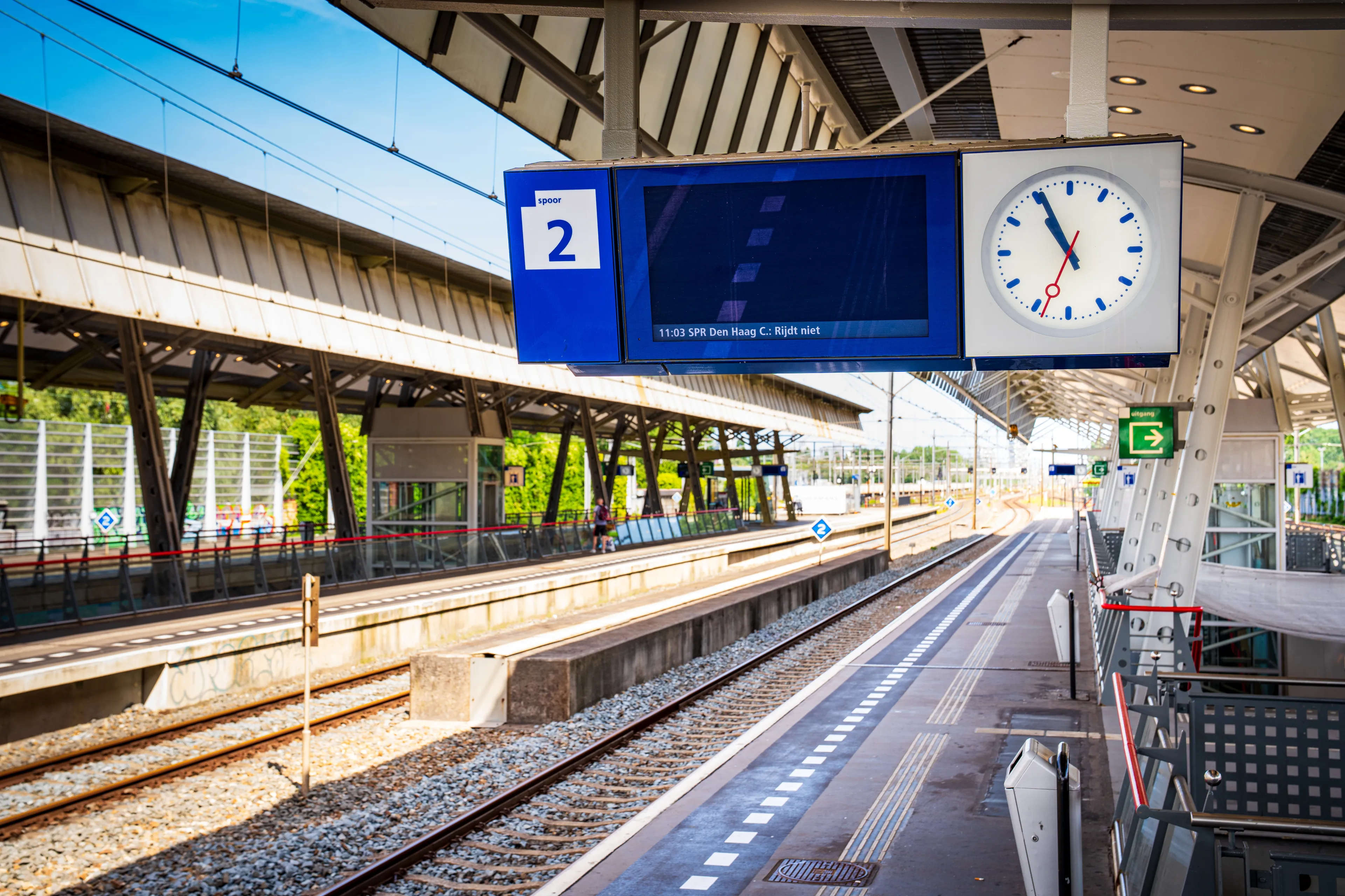Na kabelbrand hoopt ProRail dinsdag weer treinen te laten rijden