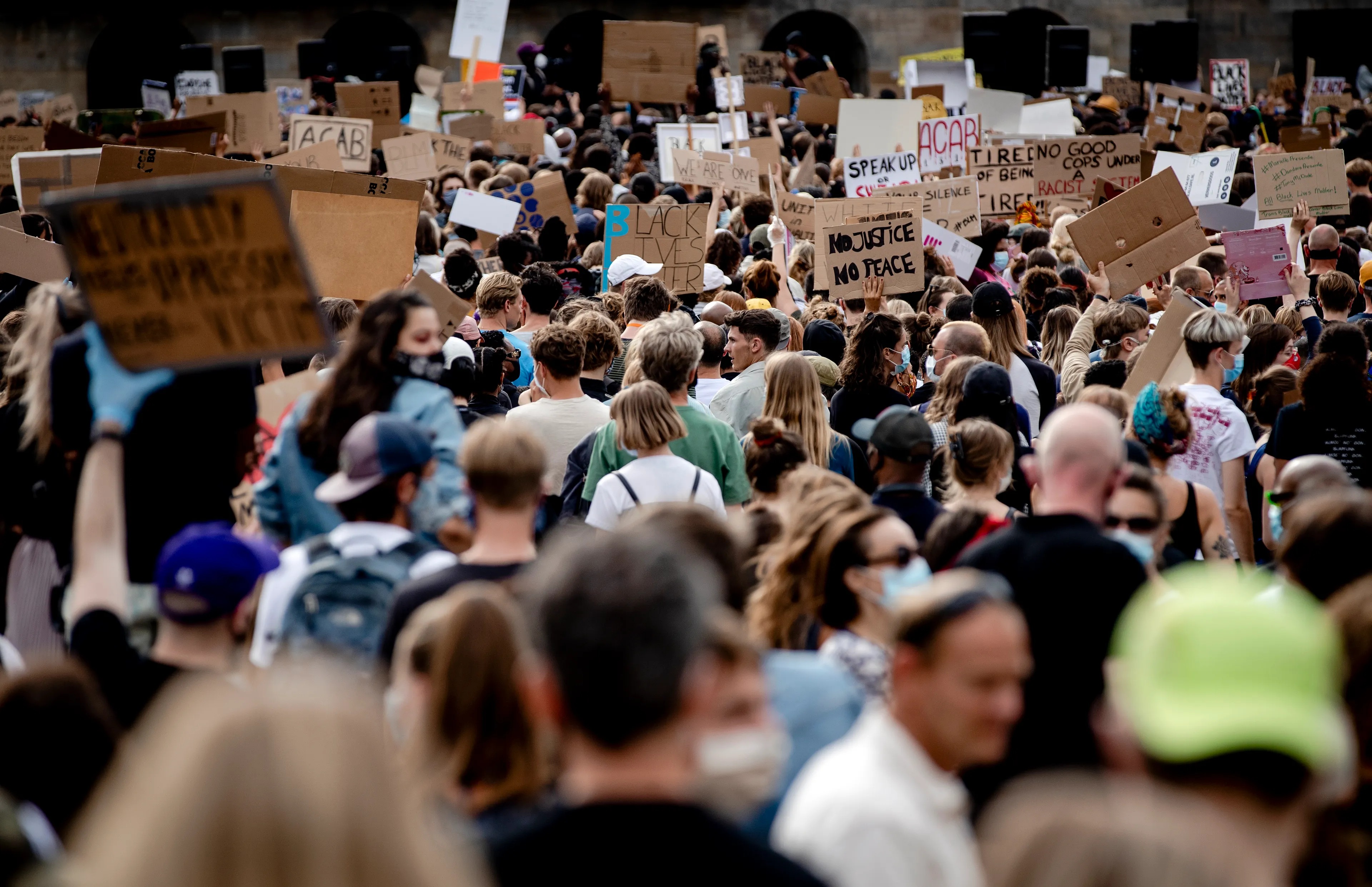 Zorgvakbond NU'91: 'Kans op tweede coronagolf door massale opkomst protest Amsterdam'