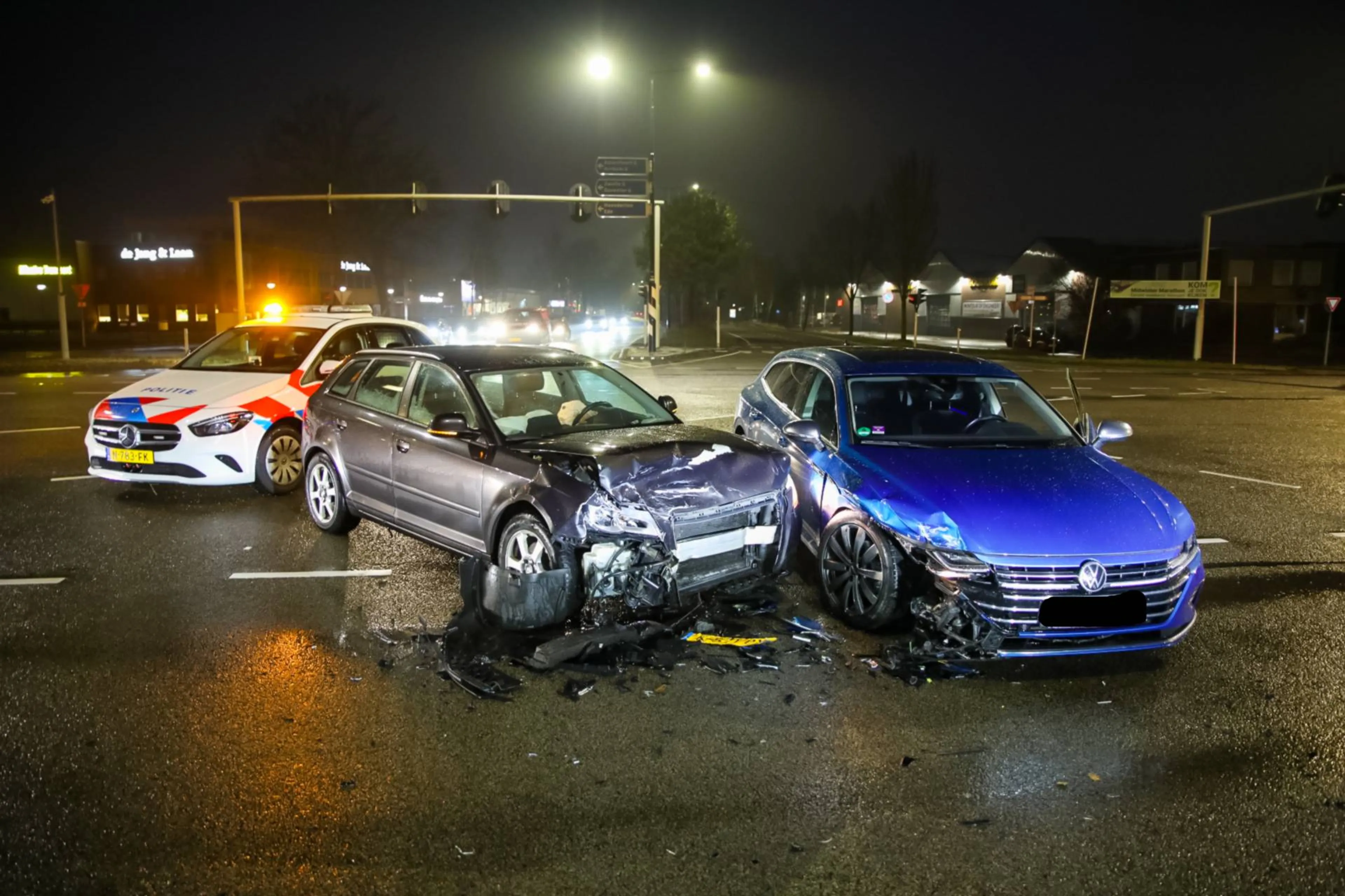 Auto's in kreukels na harde botsing in Apeldoorn, kinderen komen met schrik vrij