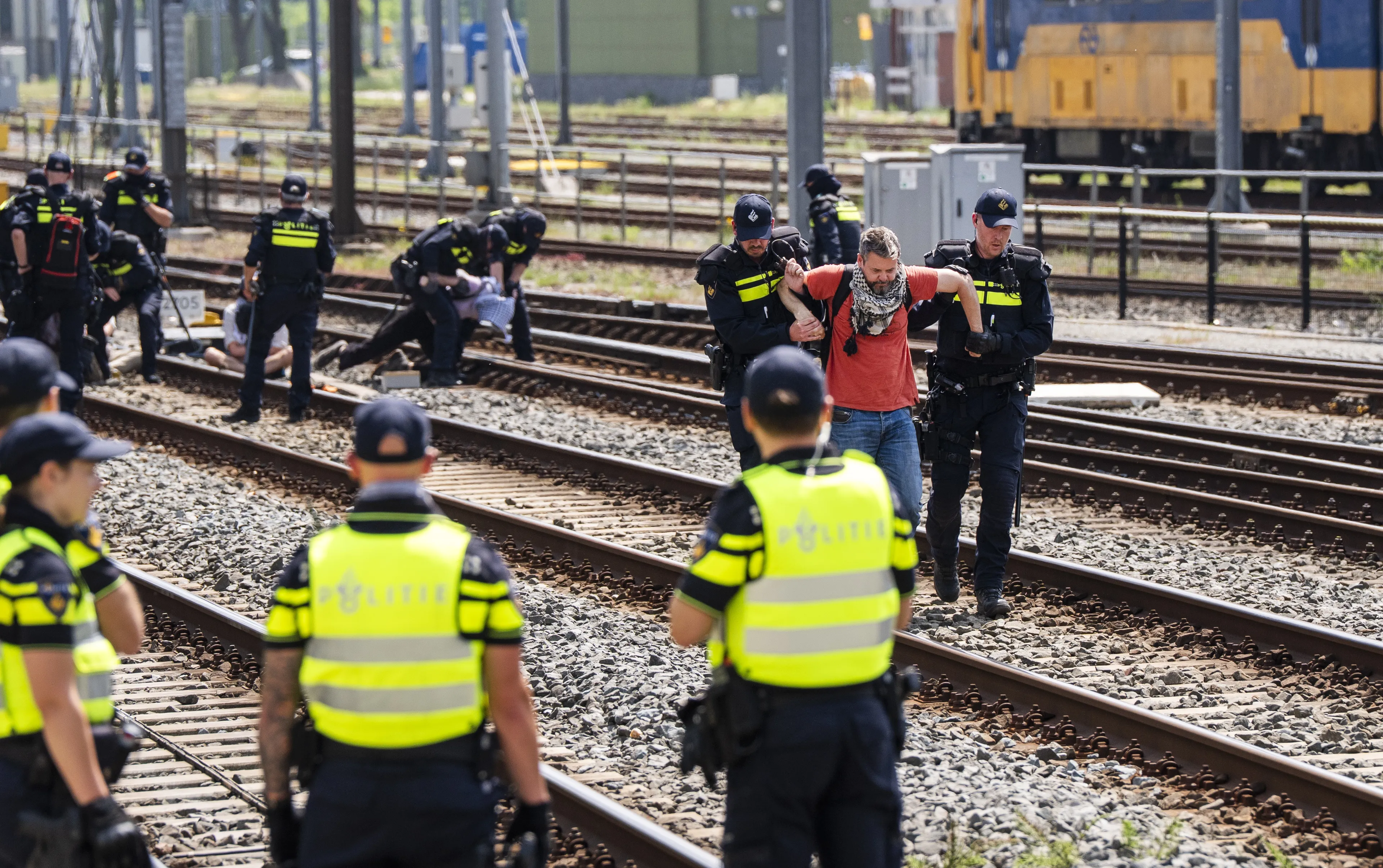 Activisten van spoor gehaald, treinverkeer rond Utrecht CS hervat
