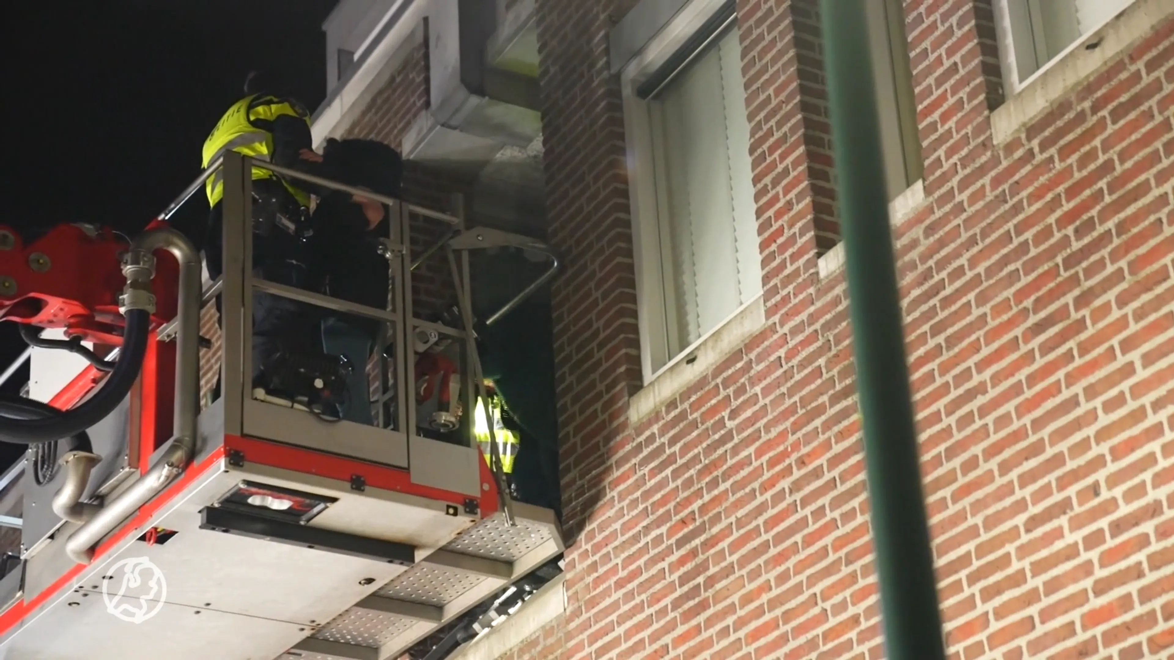 Brandweer haalt opgesloten agenten van balkon met hoogwerker in Deurne