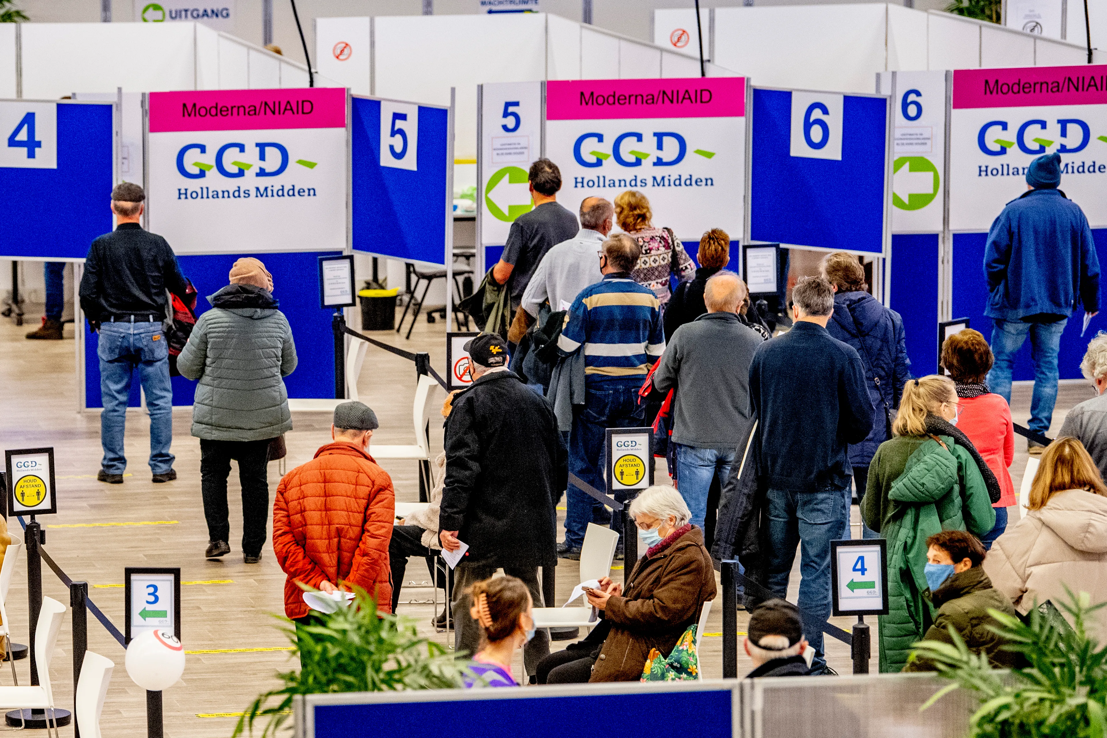 Nieuw record van 74.085 positieve tests, aantal coronapatiënten neemt weer toe