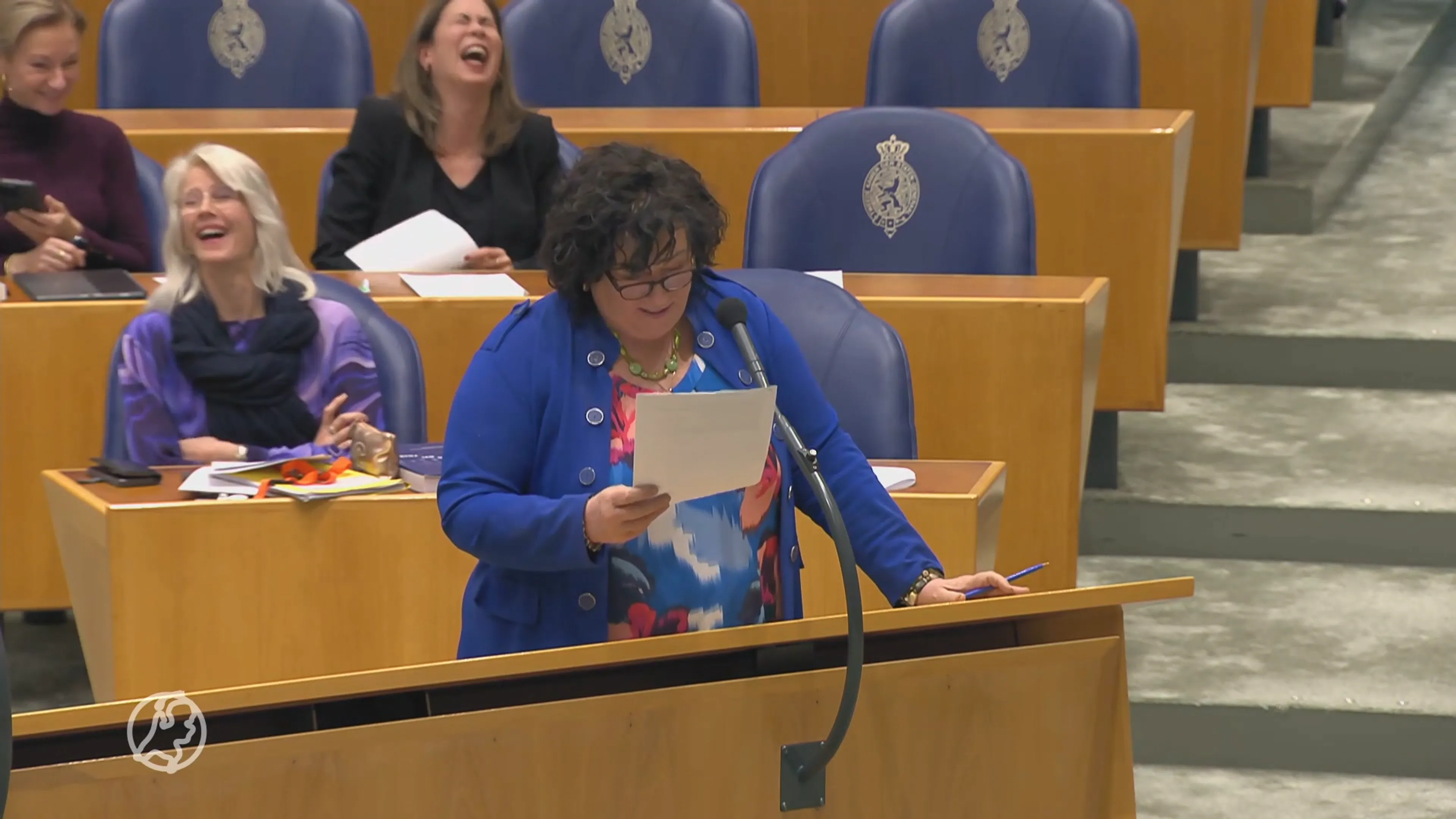 Kamerleden liggen dubbel om imitatie Caroline van der Plas