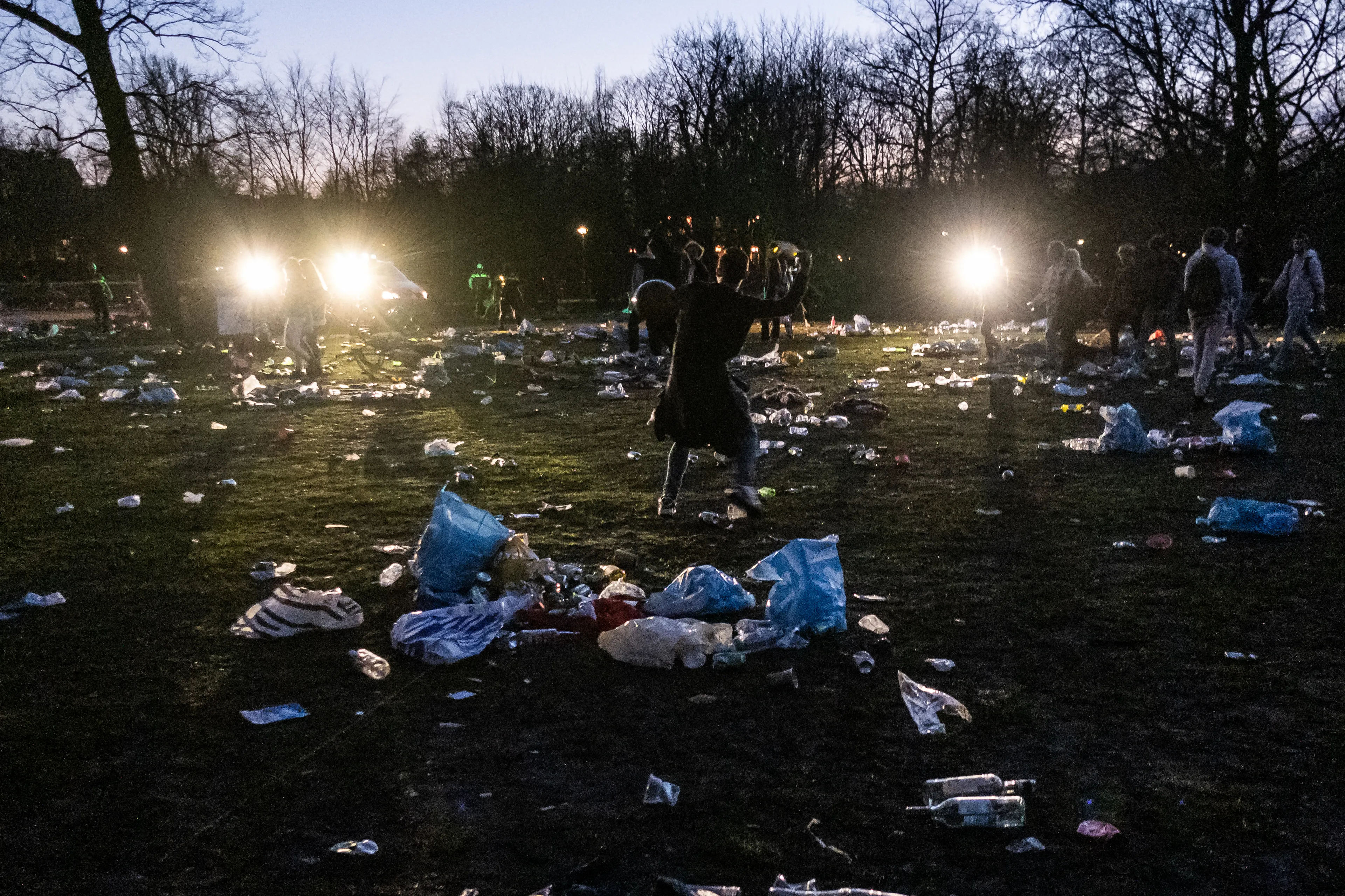 Bekende én onbekende Nederlanders boos over achtergelaten troep in Vondelpark
