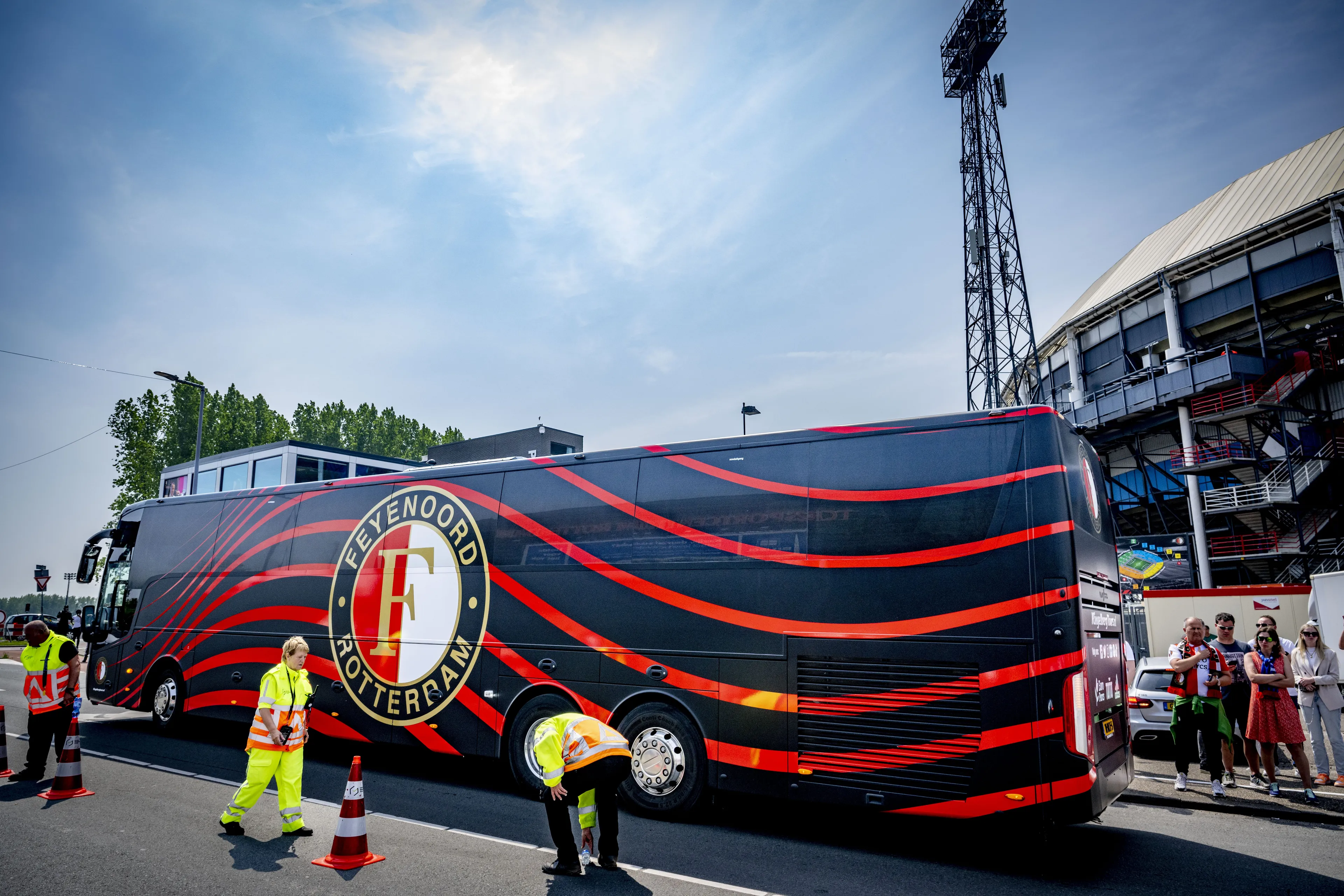 Spelersbus Feyenoord-jeugd aangevallen met vuurwerkbom