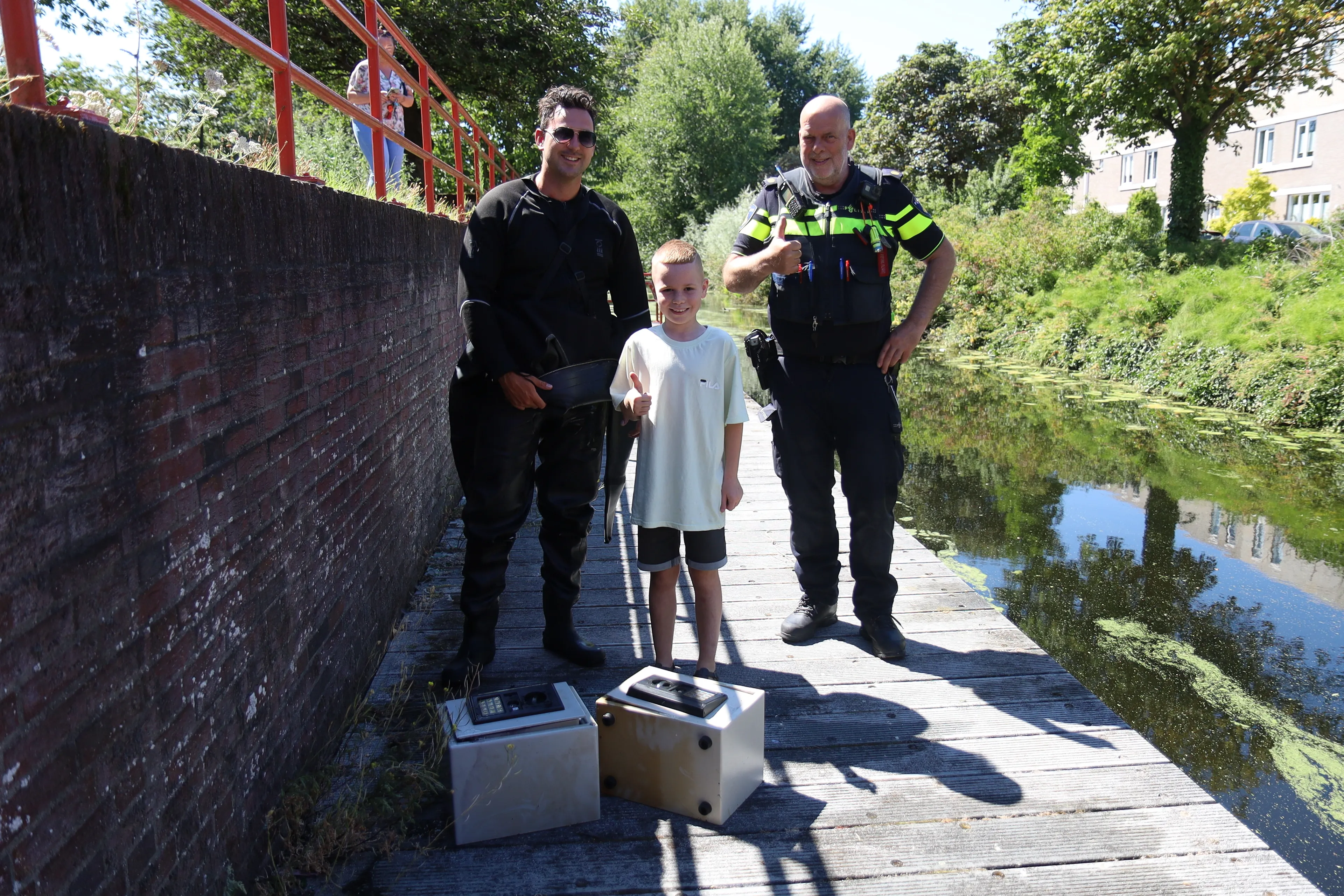 Quinten (8) vindt twee mysterieuze volle kluizen in sloot in Den Haag