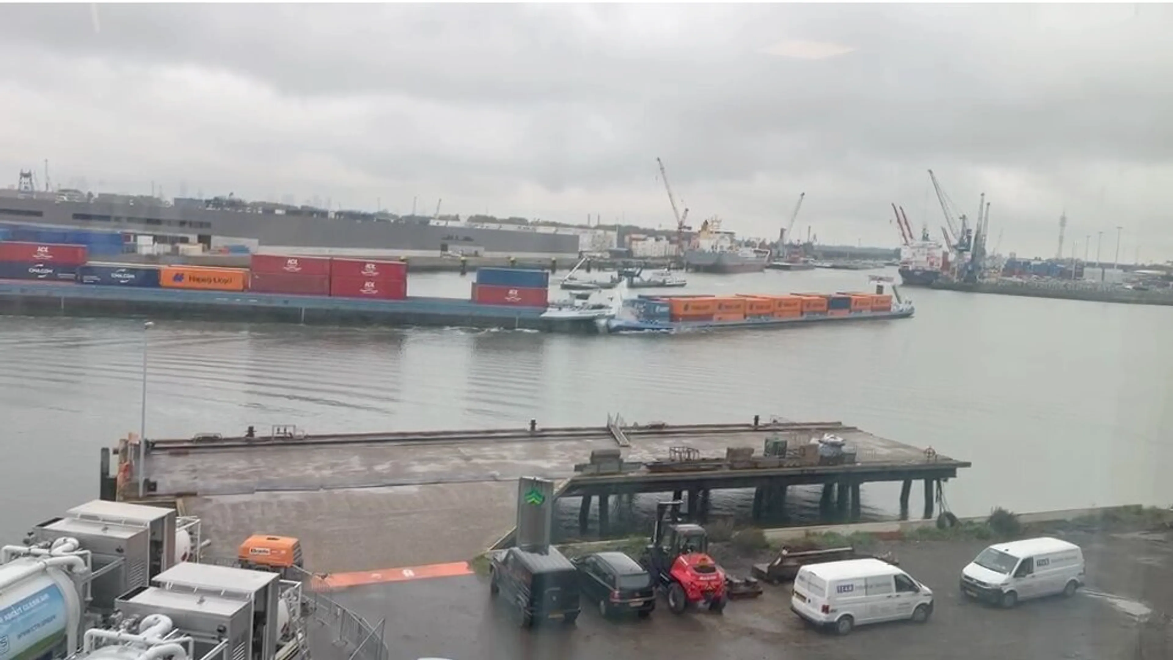 Twee containerschepen beschadigd na frontale botsing in Rotterdamse haven