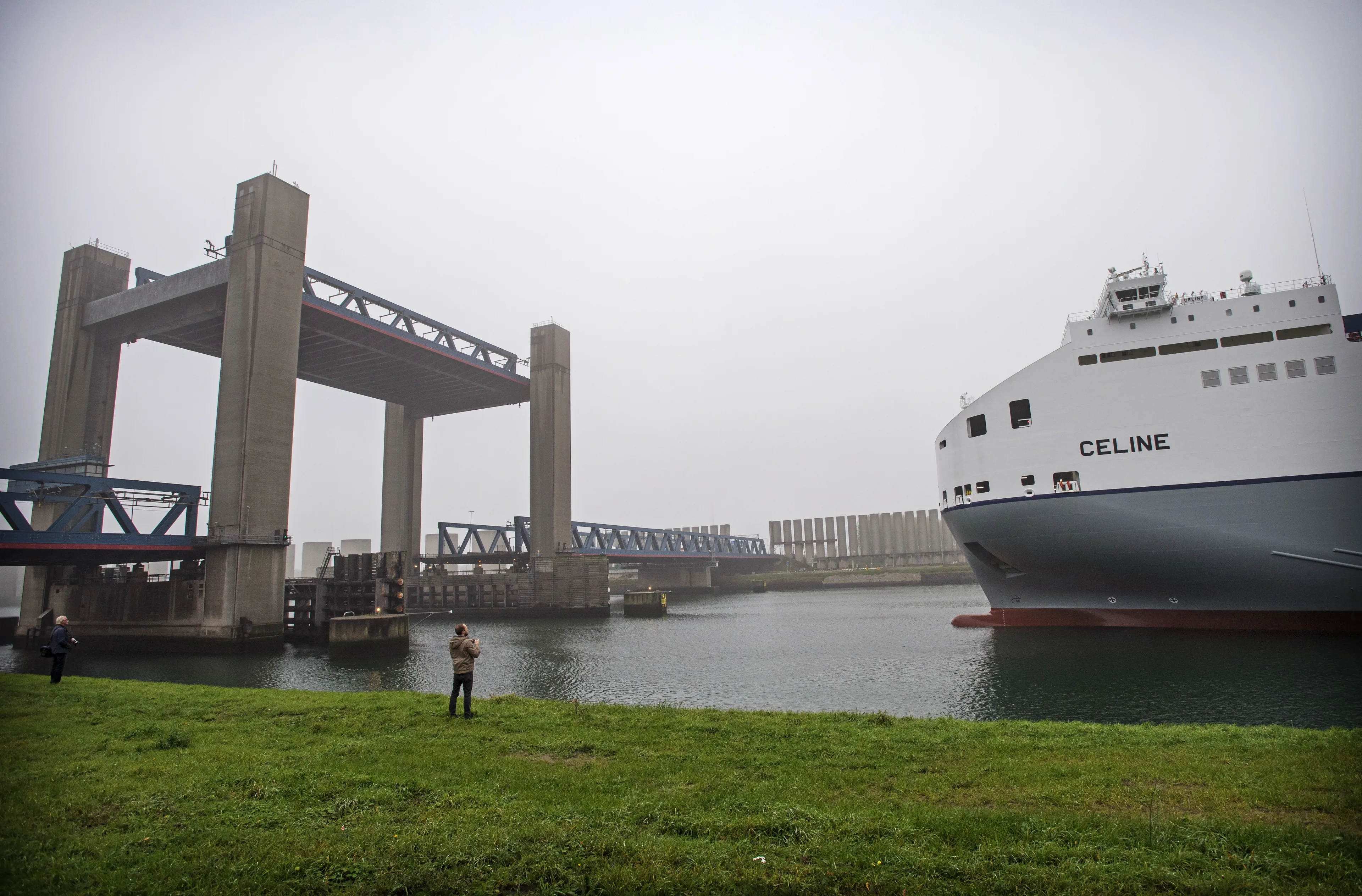 Calandbrug Rozenburg in storing, beide kanten dicht