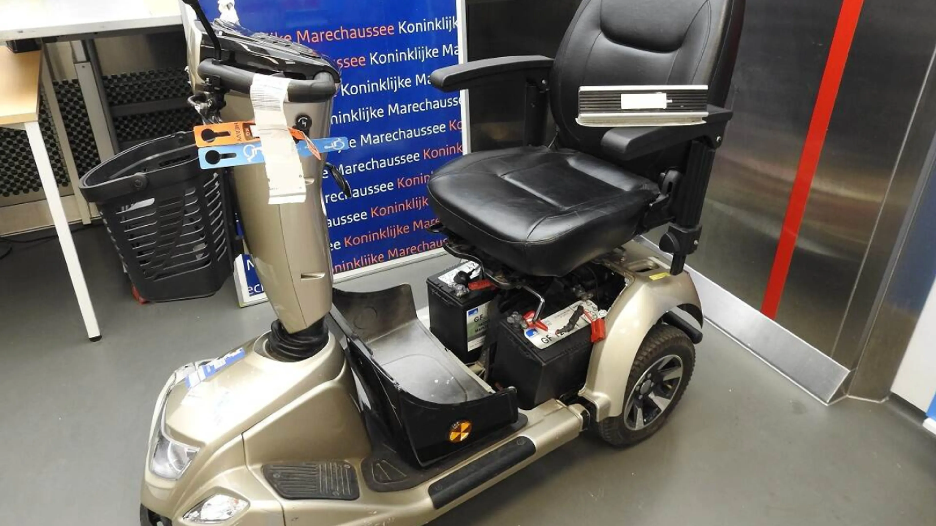 Man aangehouden op Schiphol met acht kilo cocaïne in scootmobiel