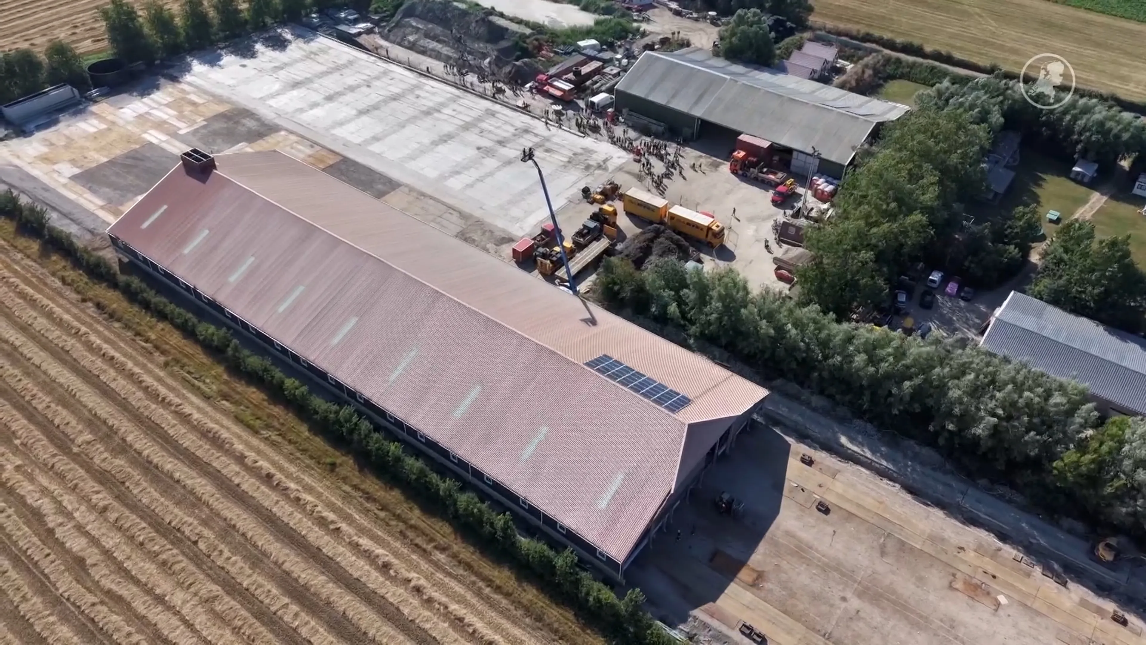 Complete varkensstal opgetild en 150 meter verderop neergezet in Aagtekerke