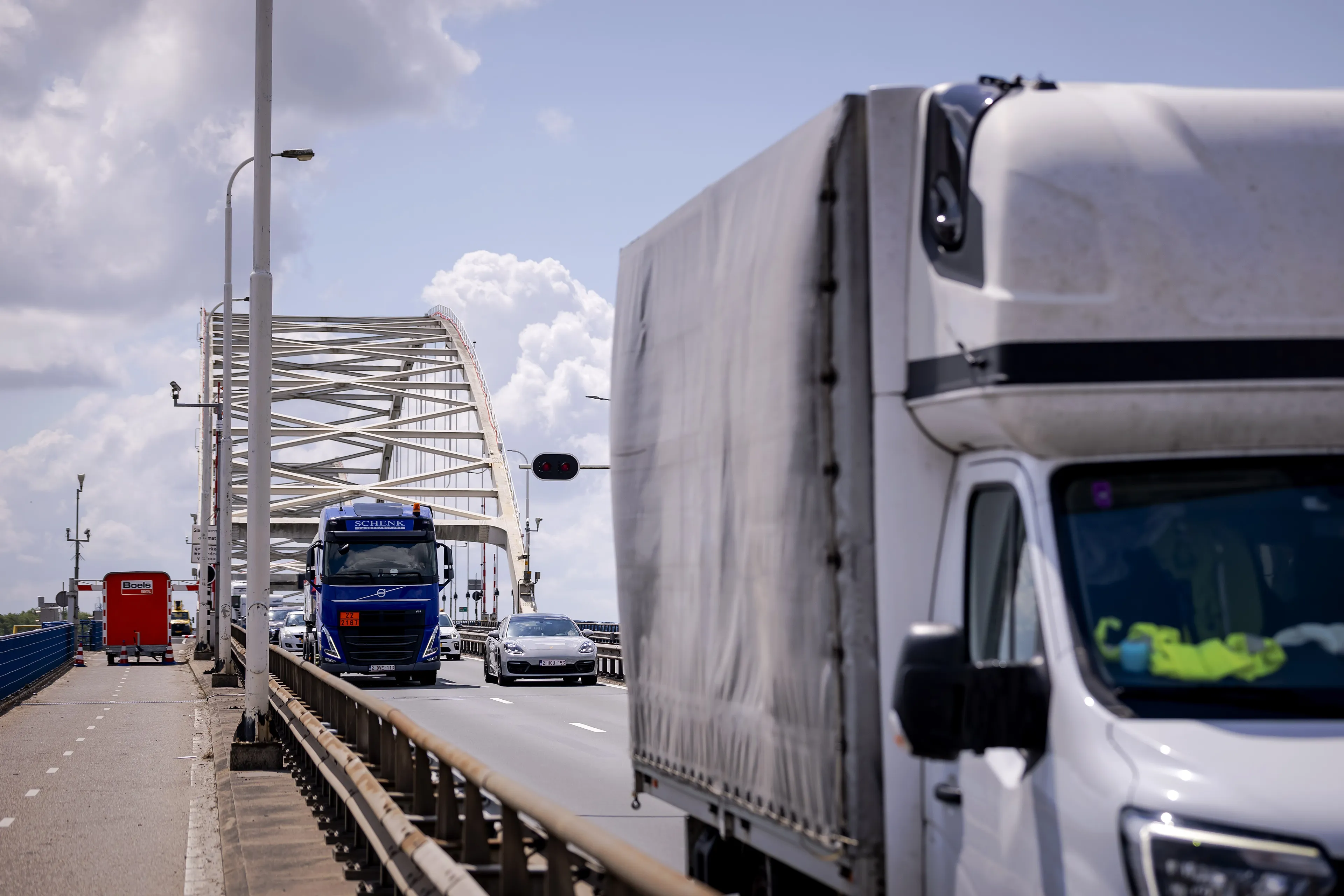 Al bijna honderd boetes na vrachtwagenverbod op Merwedebrug
