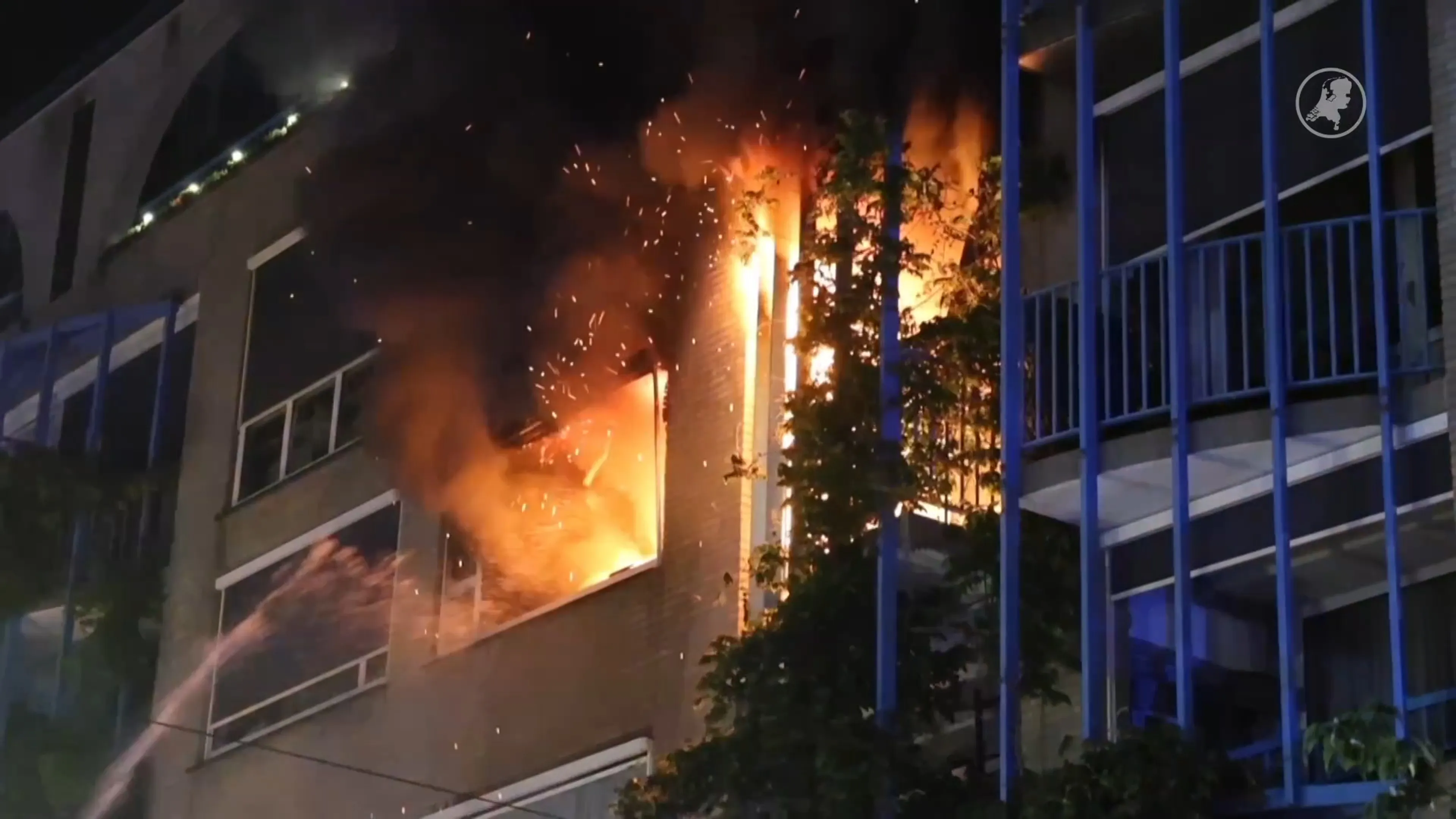 Dode bij brand in ouderenflat Den Haag, bewoners op straat 