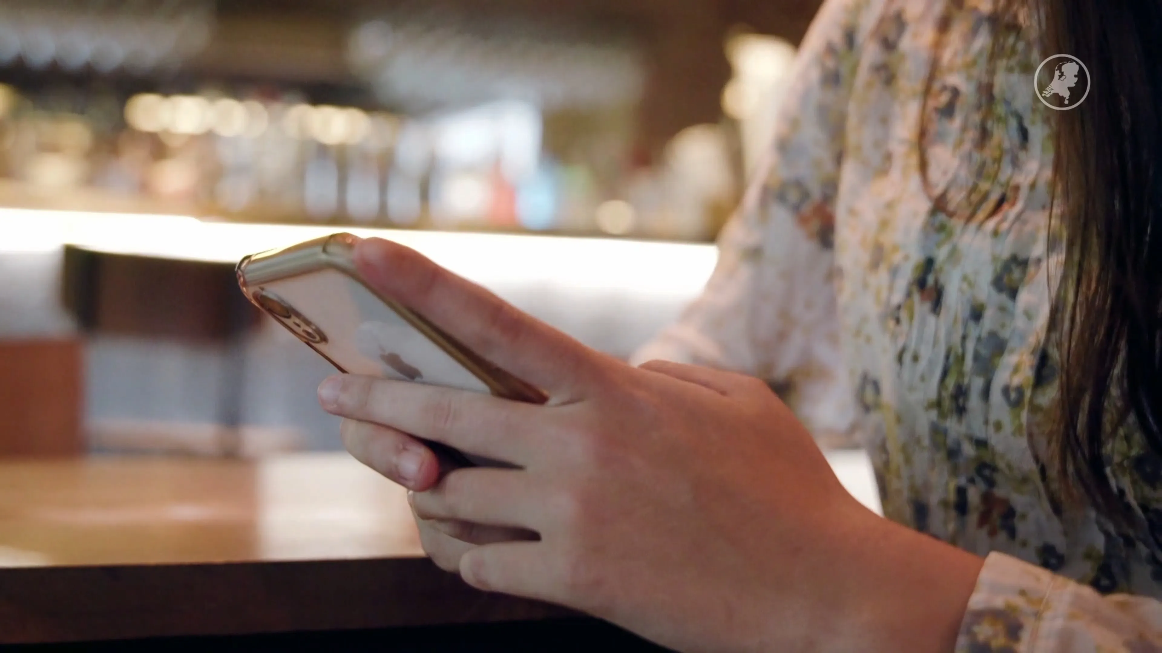 Telefoon aan tafel? Nederlanders vinden het ongezellig en slecht voor kinderen