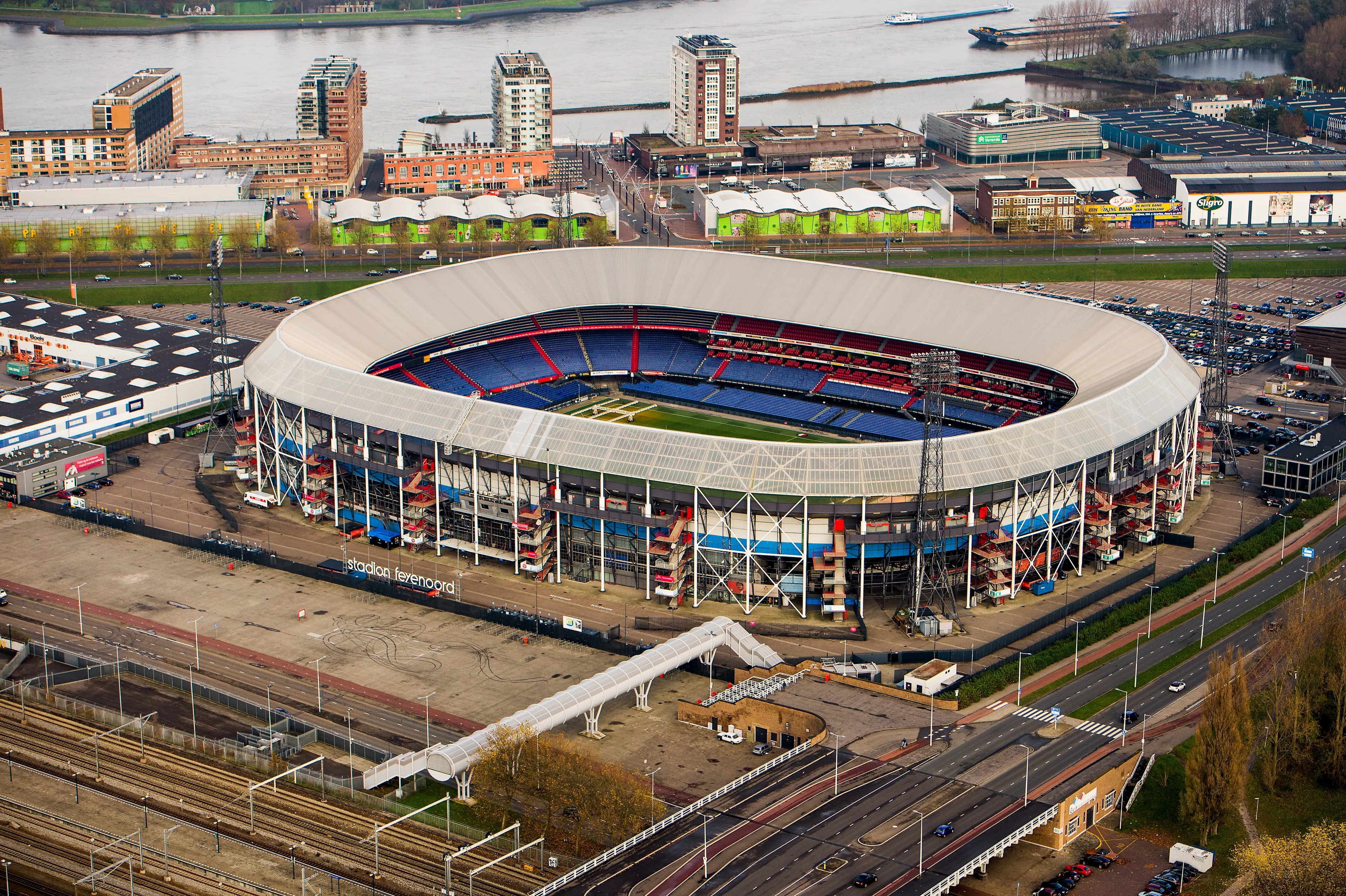 Vier NAC-supporters nog vast na 'absurde' aanval op horecamedewerkers de Kuip