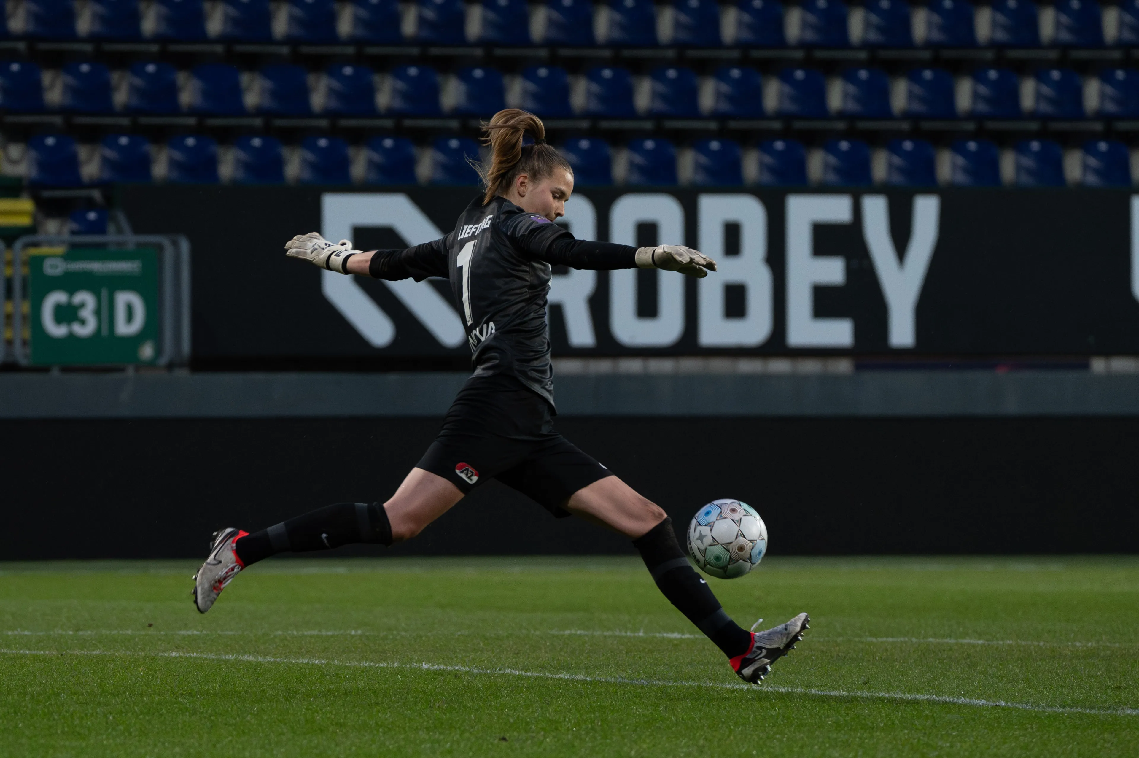 Ajax-AZ definitief gestaakt na heftige botsing keepster Liefting