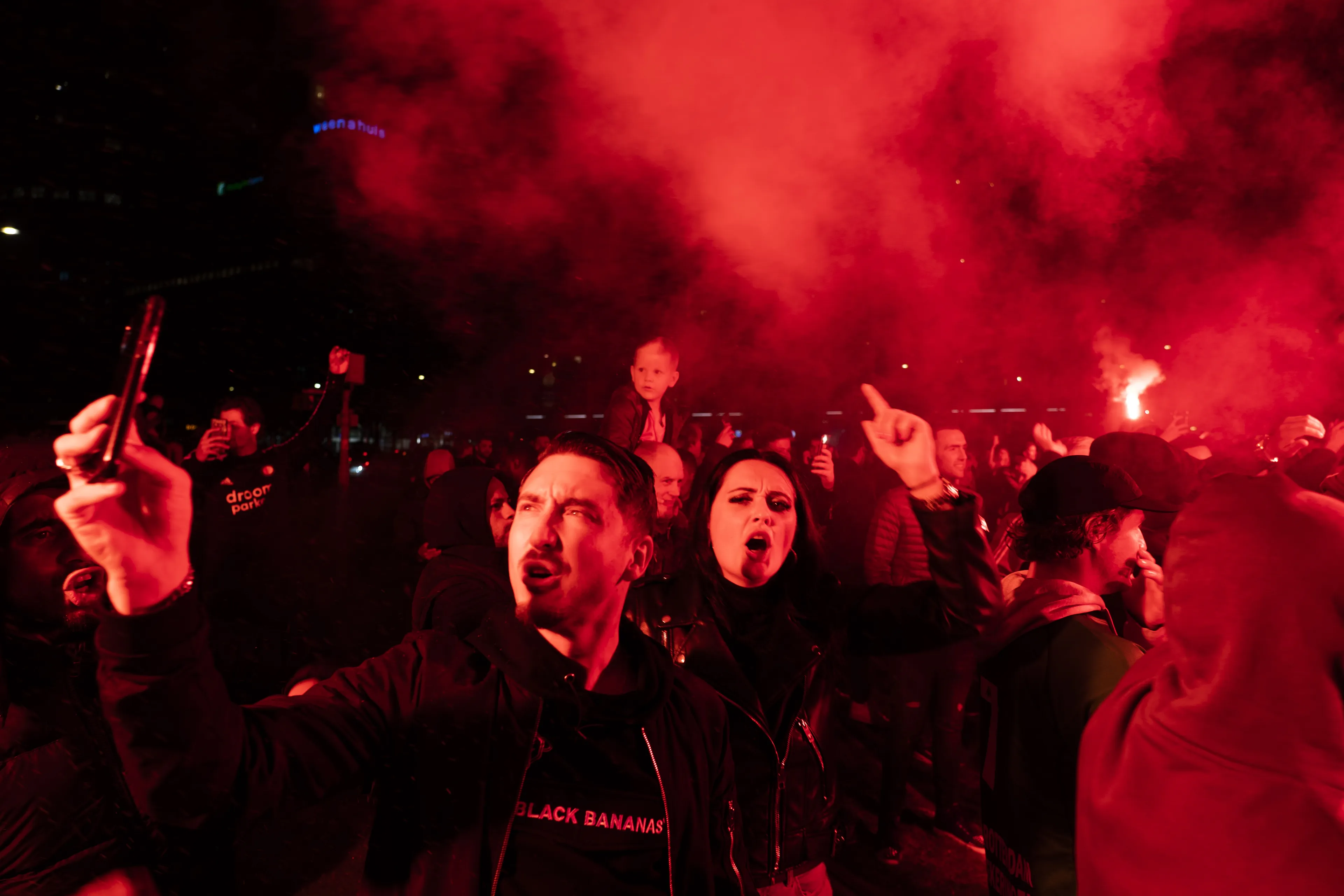 Rellende Feyenoorders gewaarschuwd: politie Tirana treedt streng op tegen misdragingen
