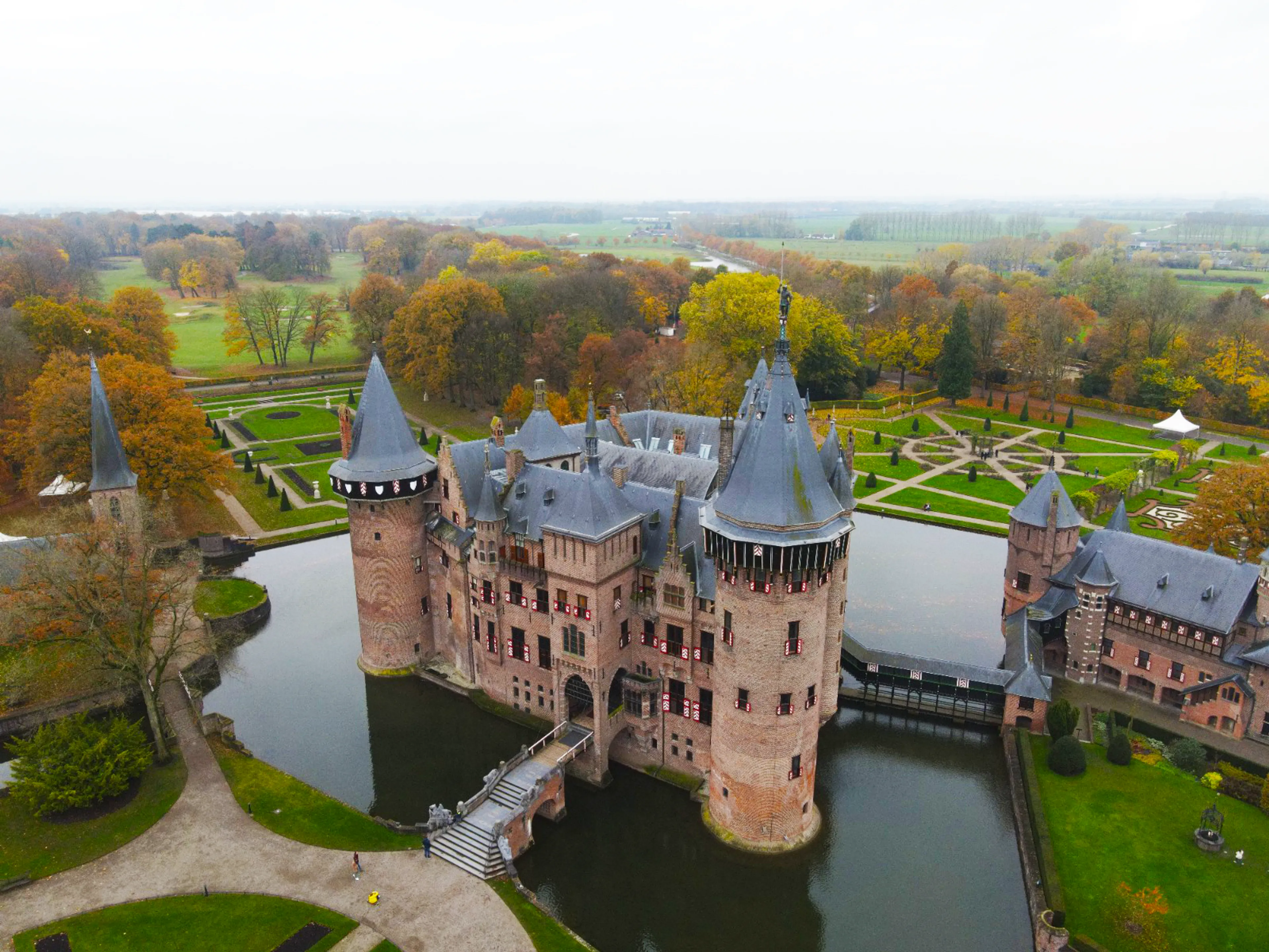 Boze barones moet in gesprek met halfzussen over gebruik Kasteel de Haar
