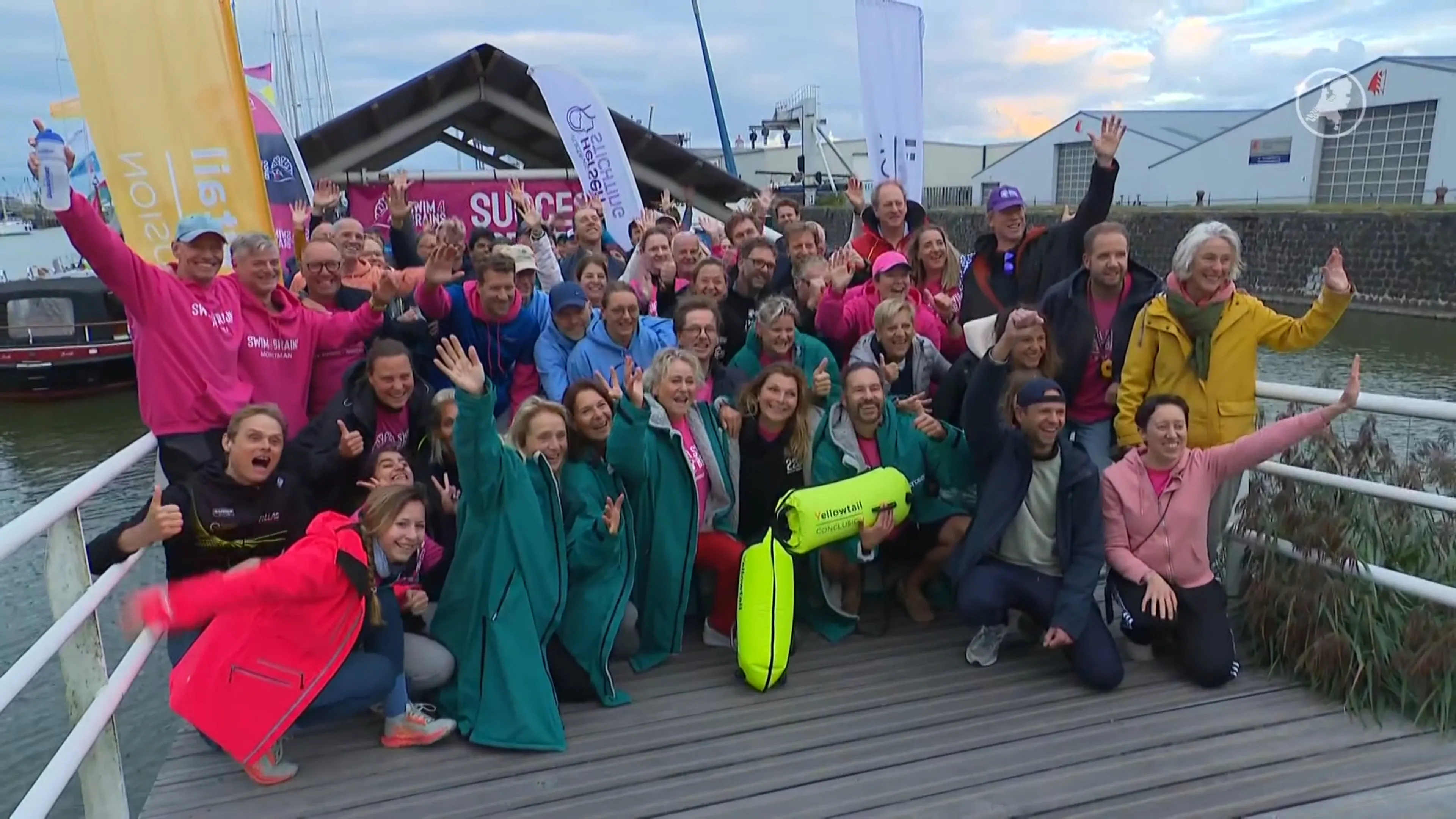 Zwaarste zwemmarathon van Nederland: zwemmers trotseren IJsselmeer