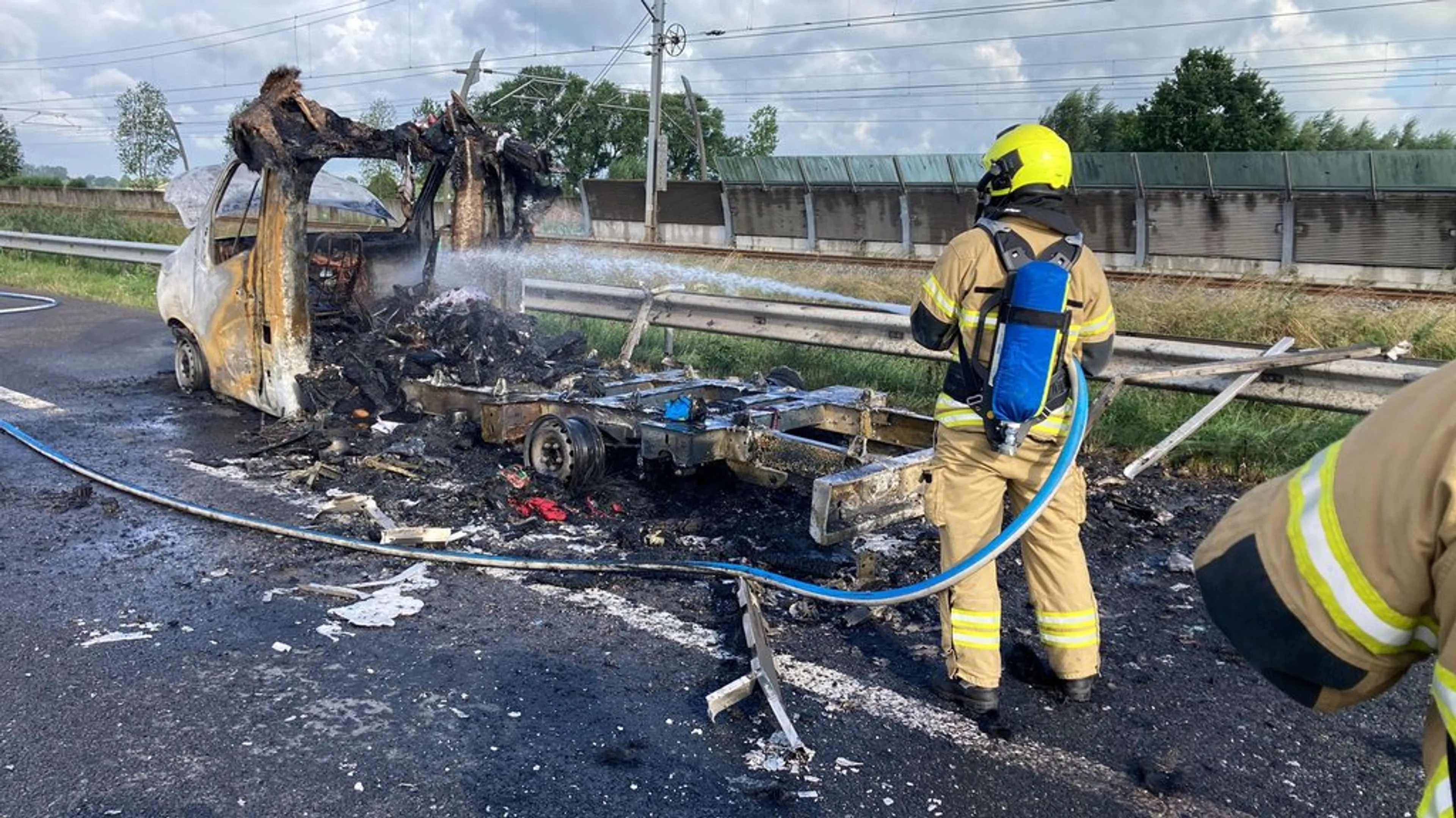 Snelweg A15 richting Rotterdam weer vrij na brandend busje