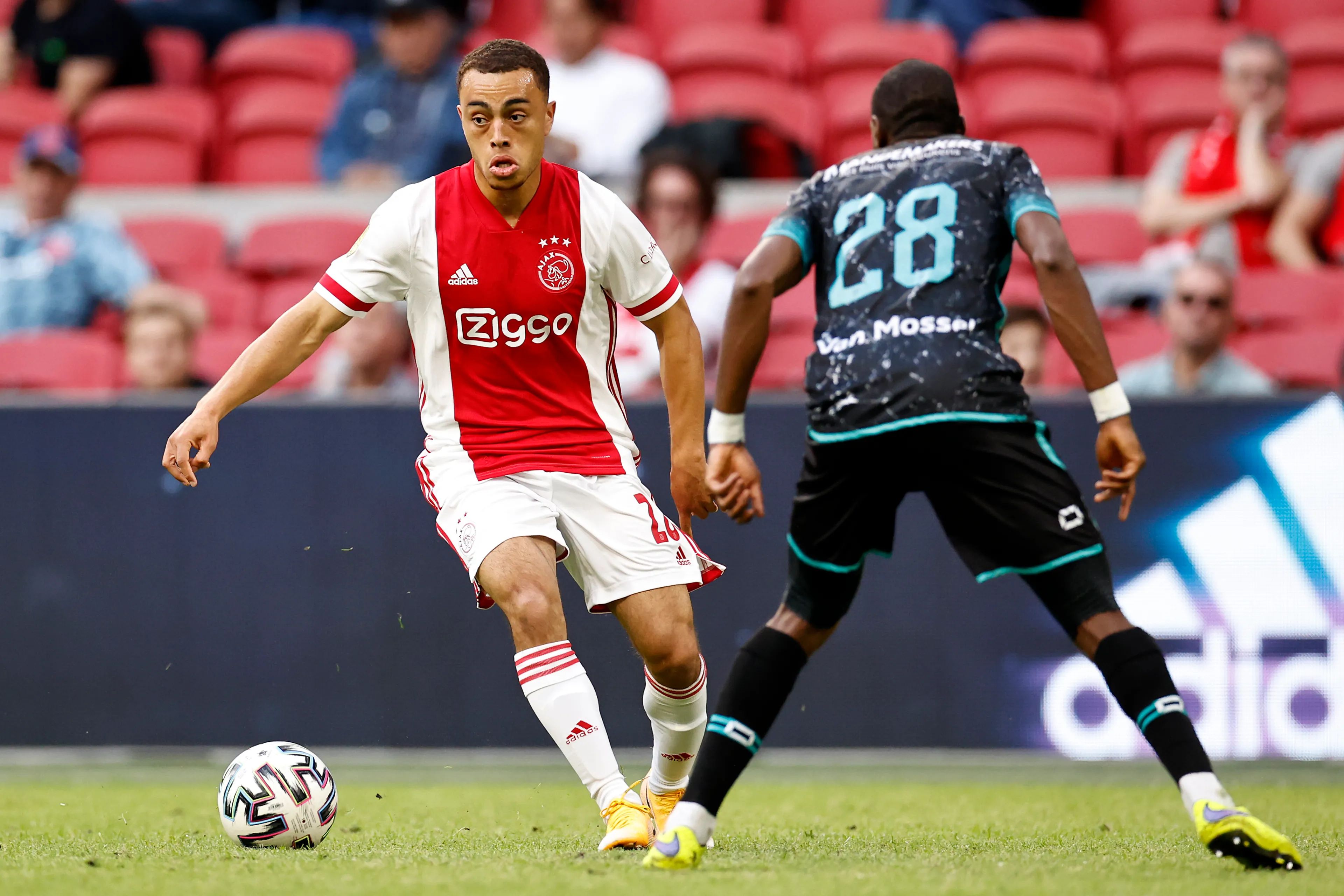 Sergiño Dest uit Almere verlaat Ajax voor FC Barcelona