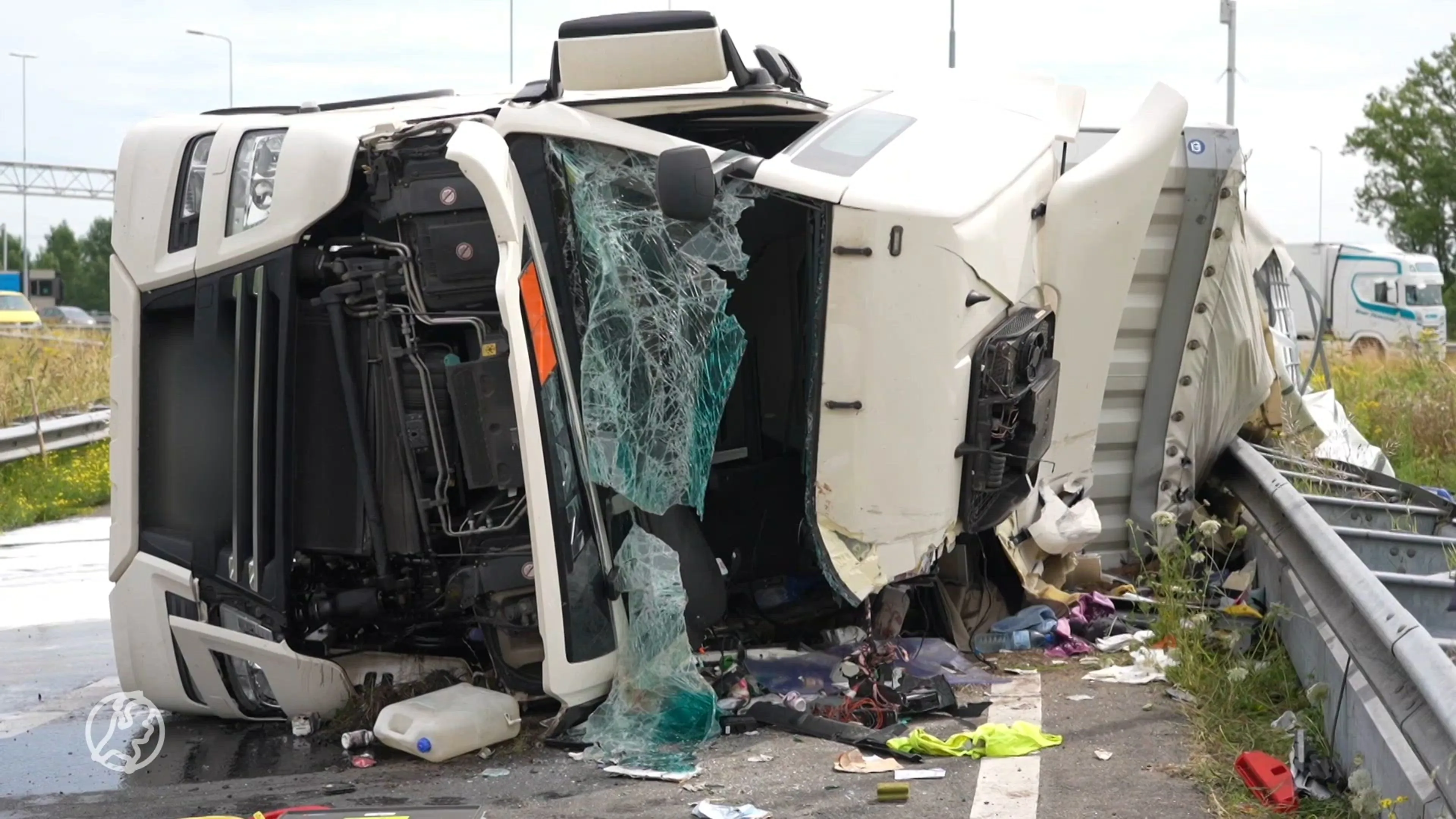 Vrachtwagen kiepert om bij knooppunt Valburg