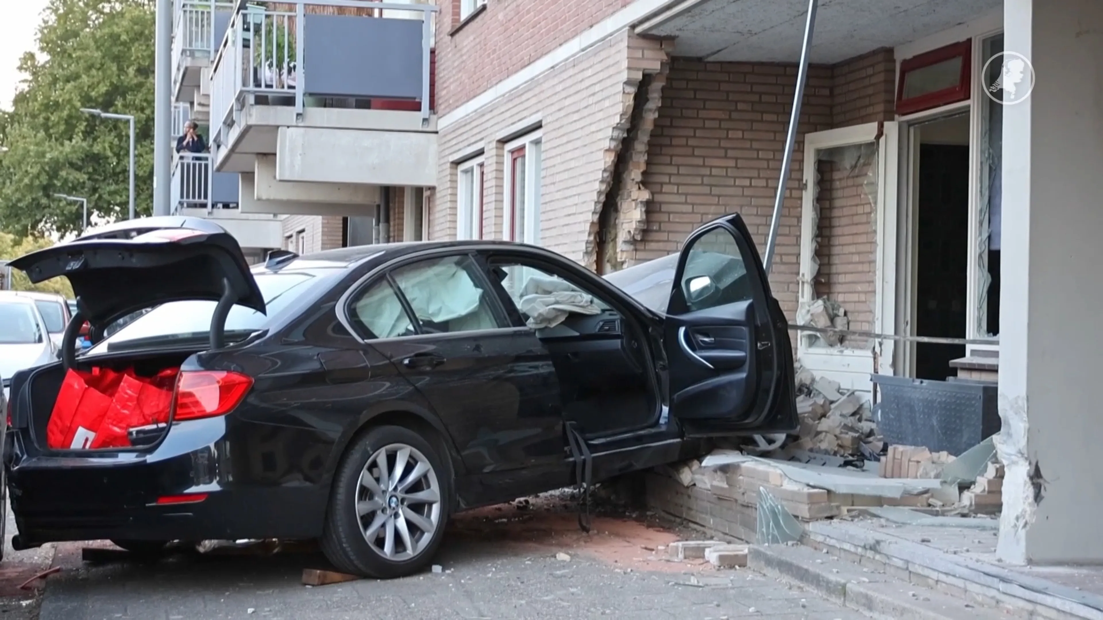 Flinke schade nadat auto gevel woning Rotterdam ramt, 2 gewonden naar ziekenhuis