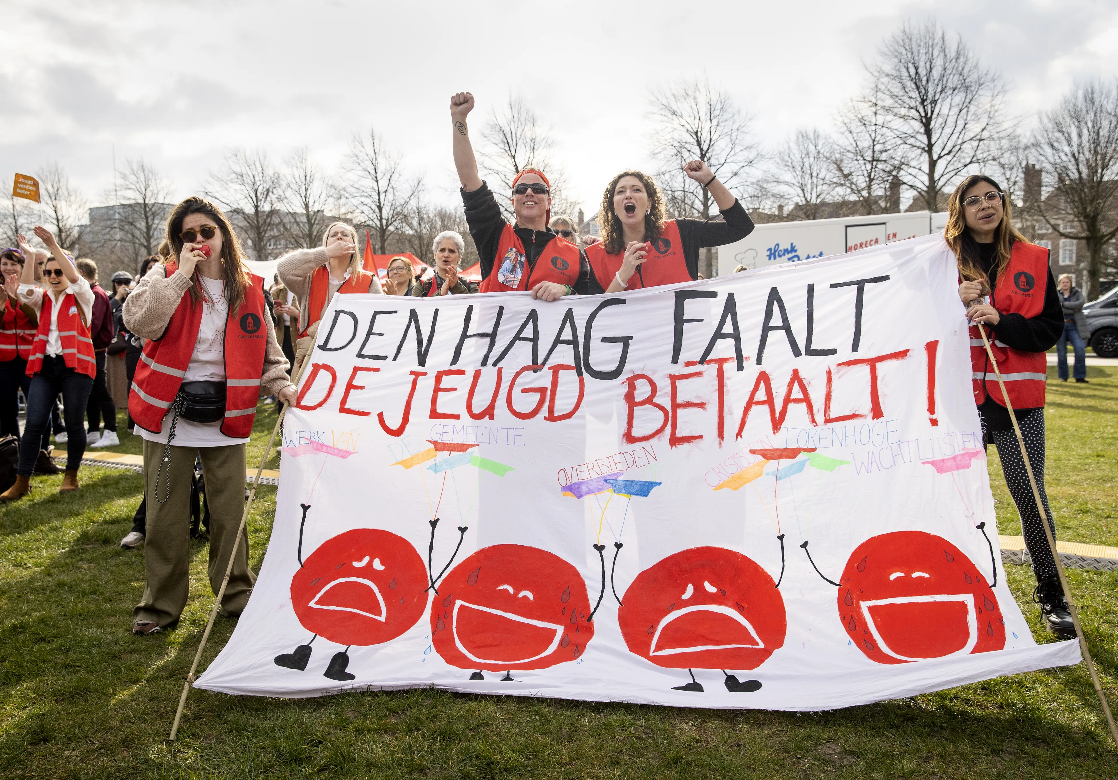 Duizenden mensen demonstreren op Malieveld tegen bezuinigingen op jeugdzorg