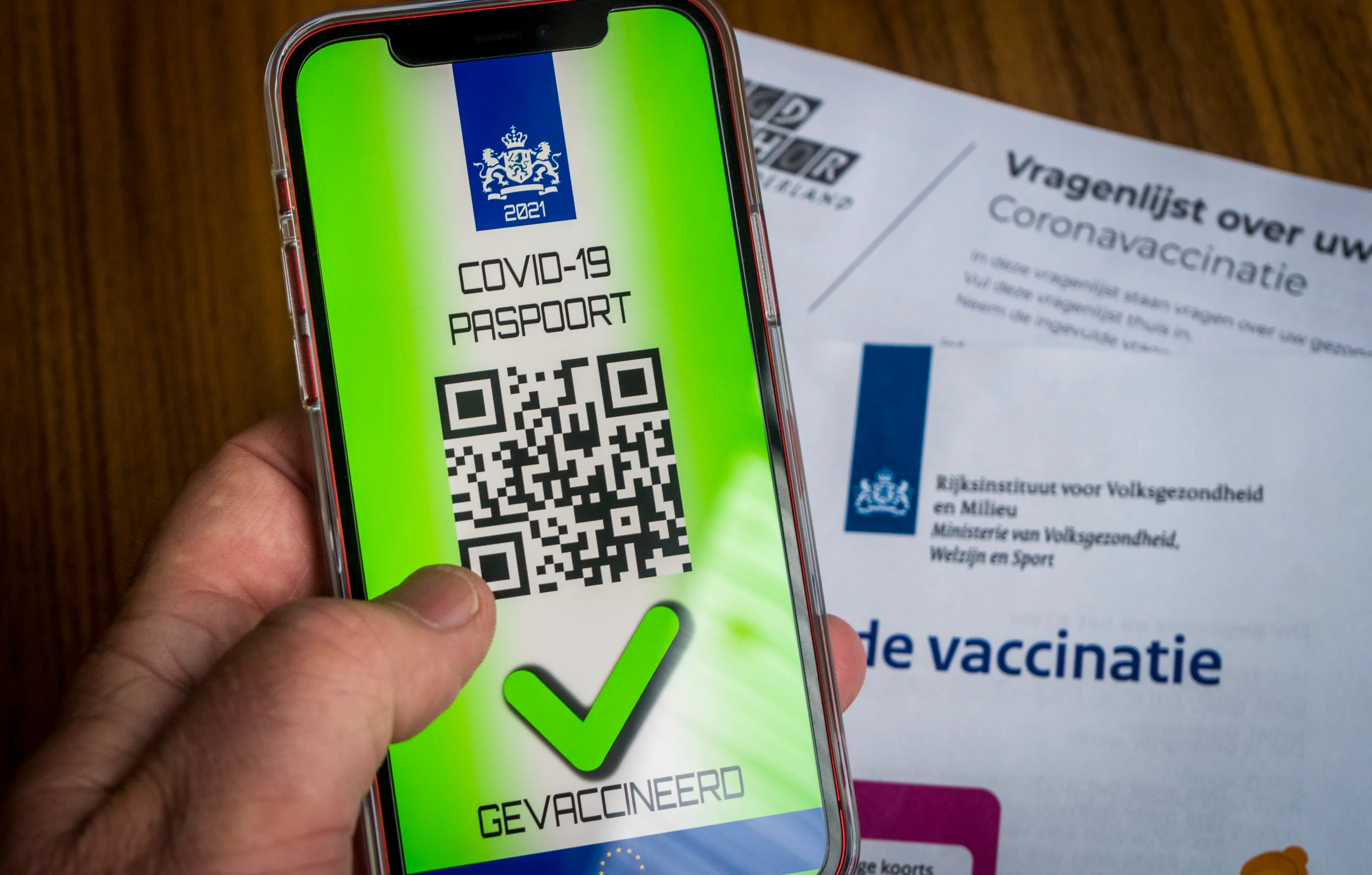 'Eén prik straks genoeg voor corona-reispas EU'