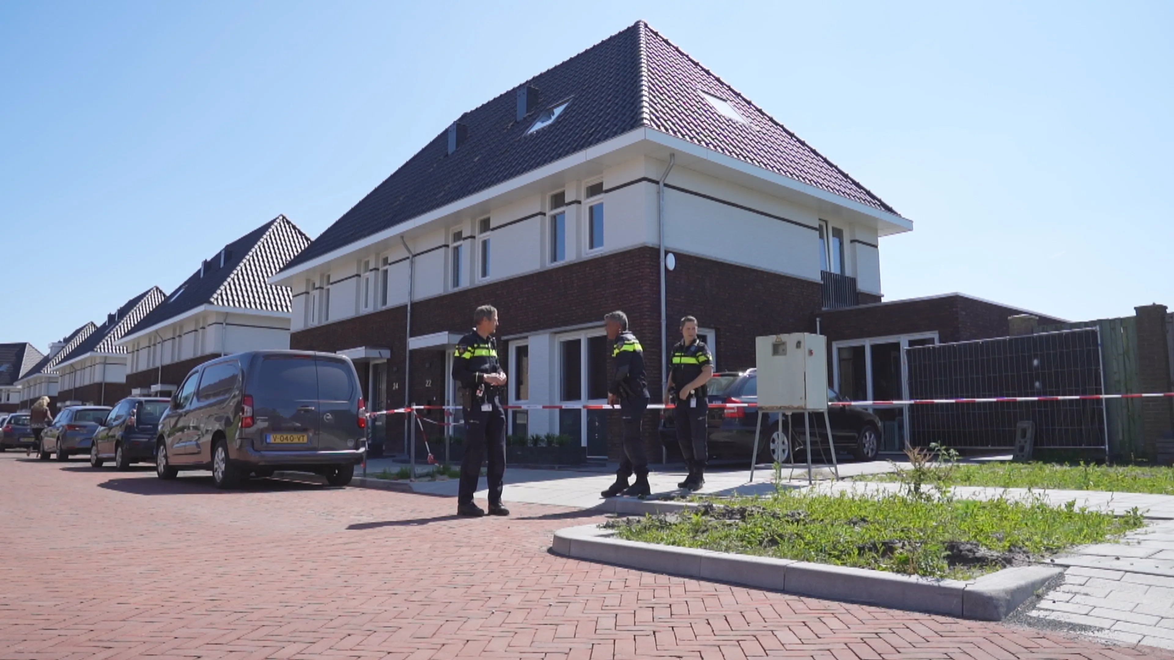 Twee doden gevonden in woning in Made, politie doet onderzoek