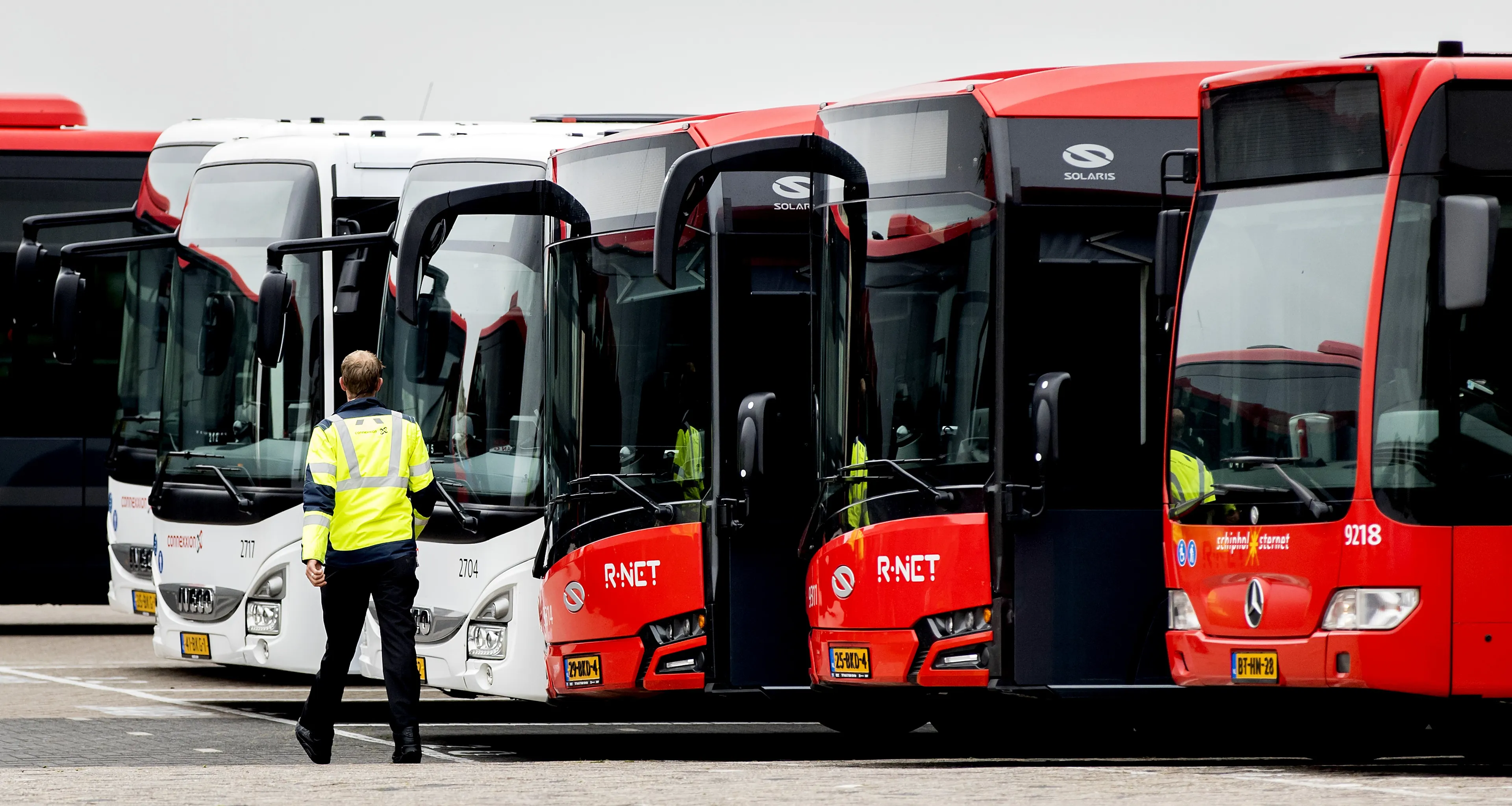 Buschauffeur meerdere keren geslagen in rijdende bus, dader vlucht