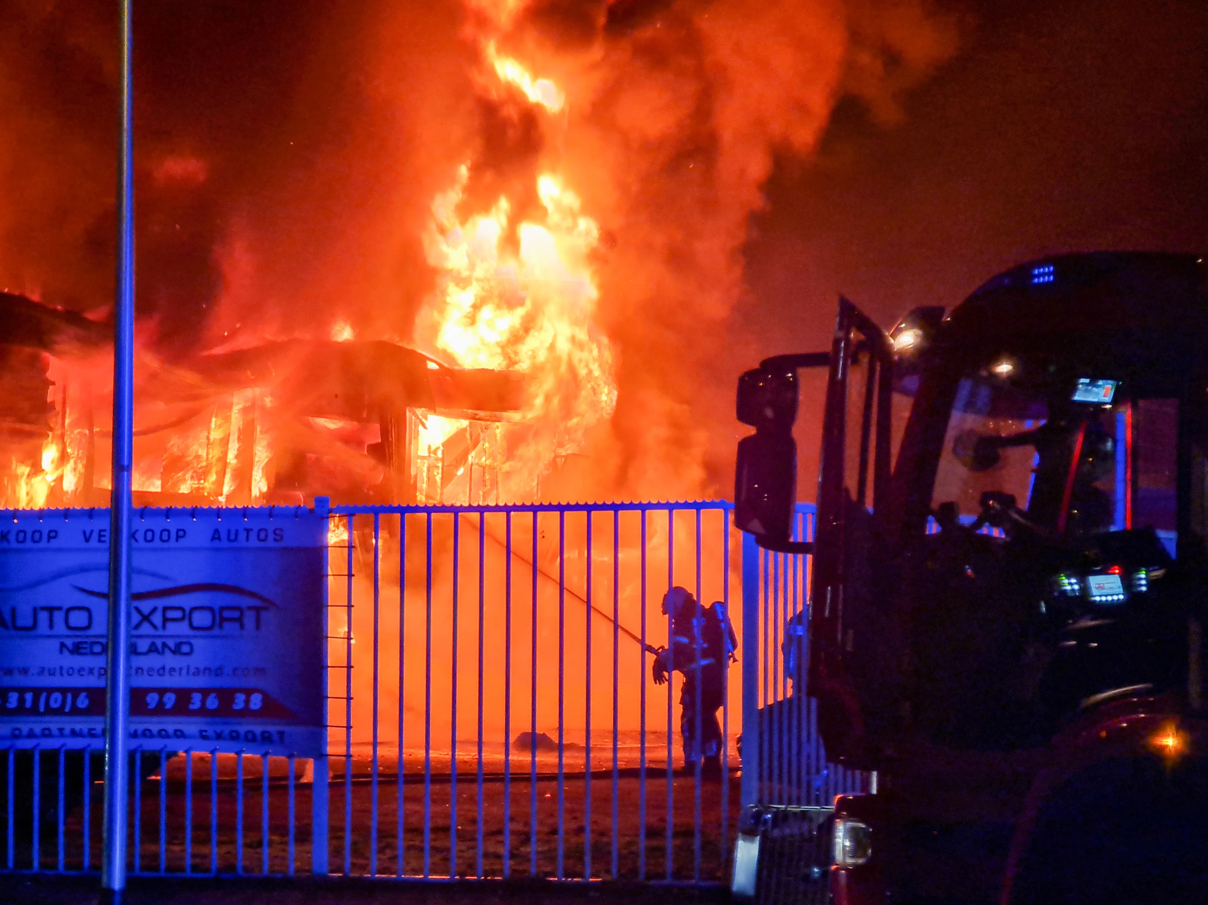 Vlammenzee verwoest bedrijfspand in Enschede