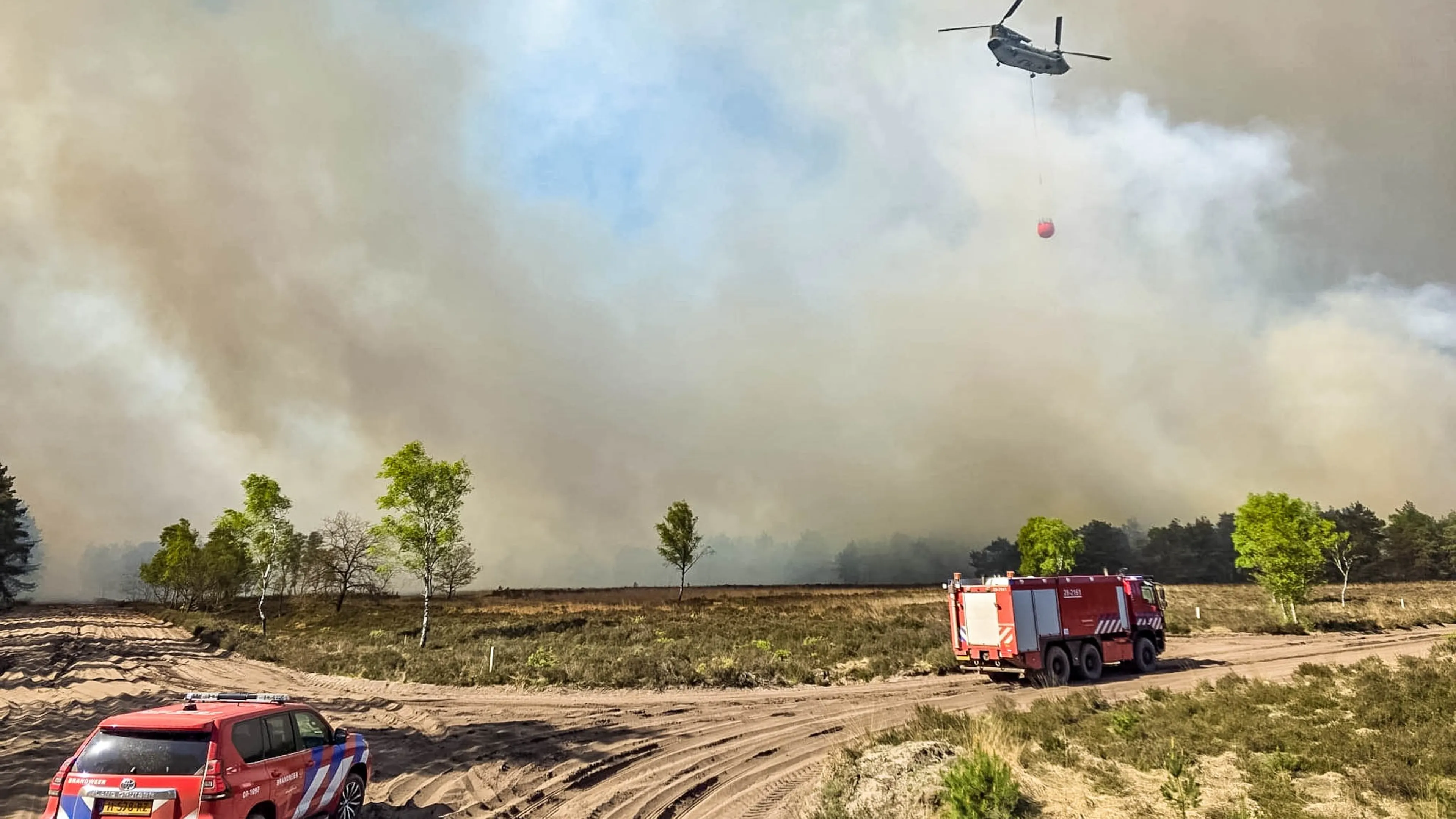 Brand bij ’t Harde nog niet onder controle: gebied van 700 voetbalvelden afgebrand