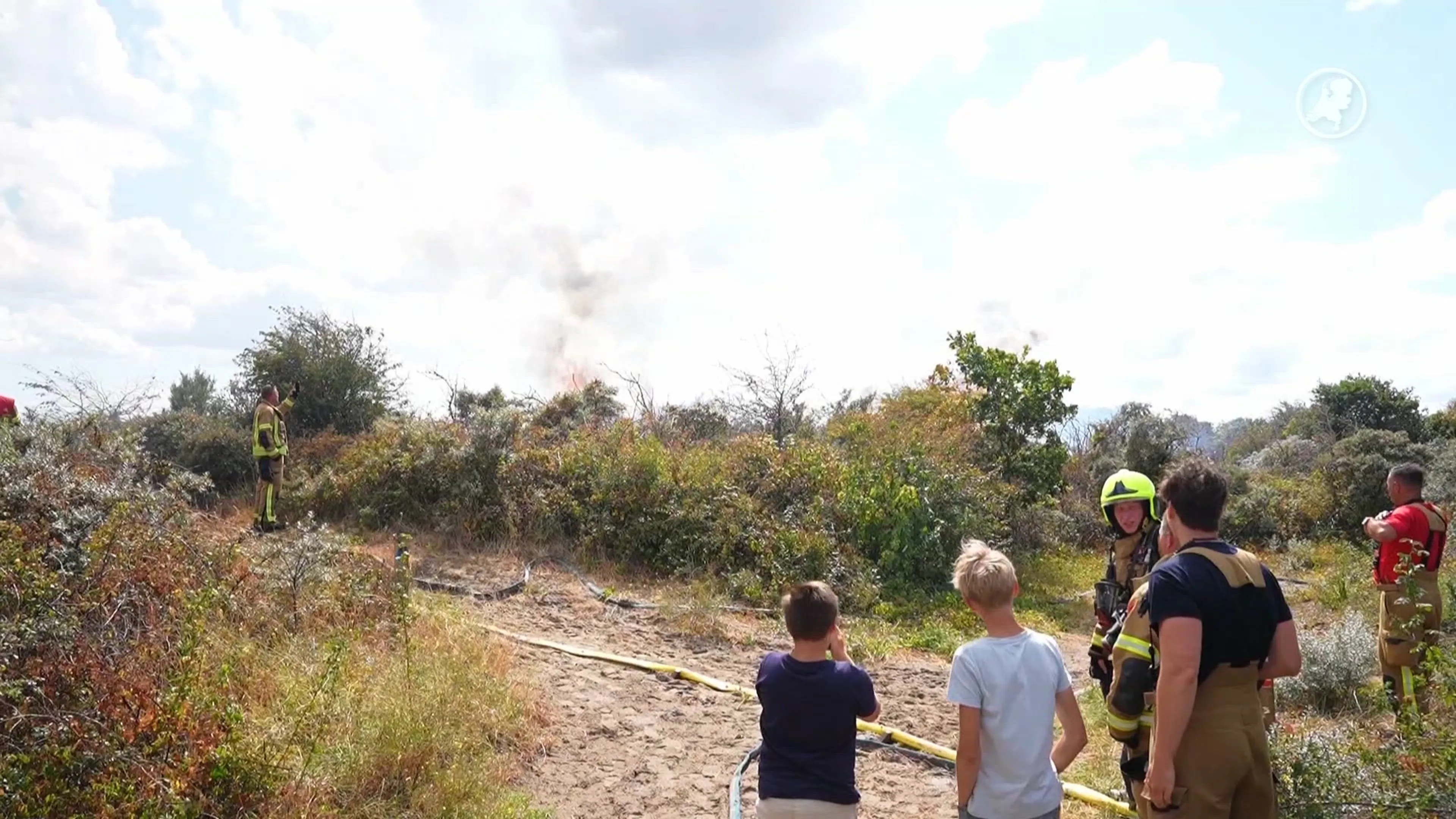 Duinbrand bij Oosterduinpad blijft groeien: brandweerman gewond geraakt