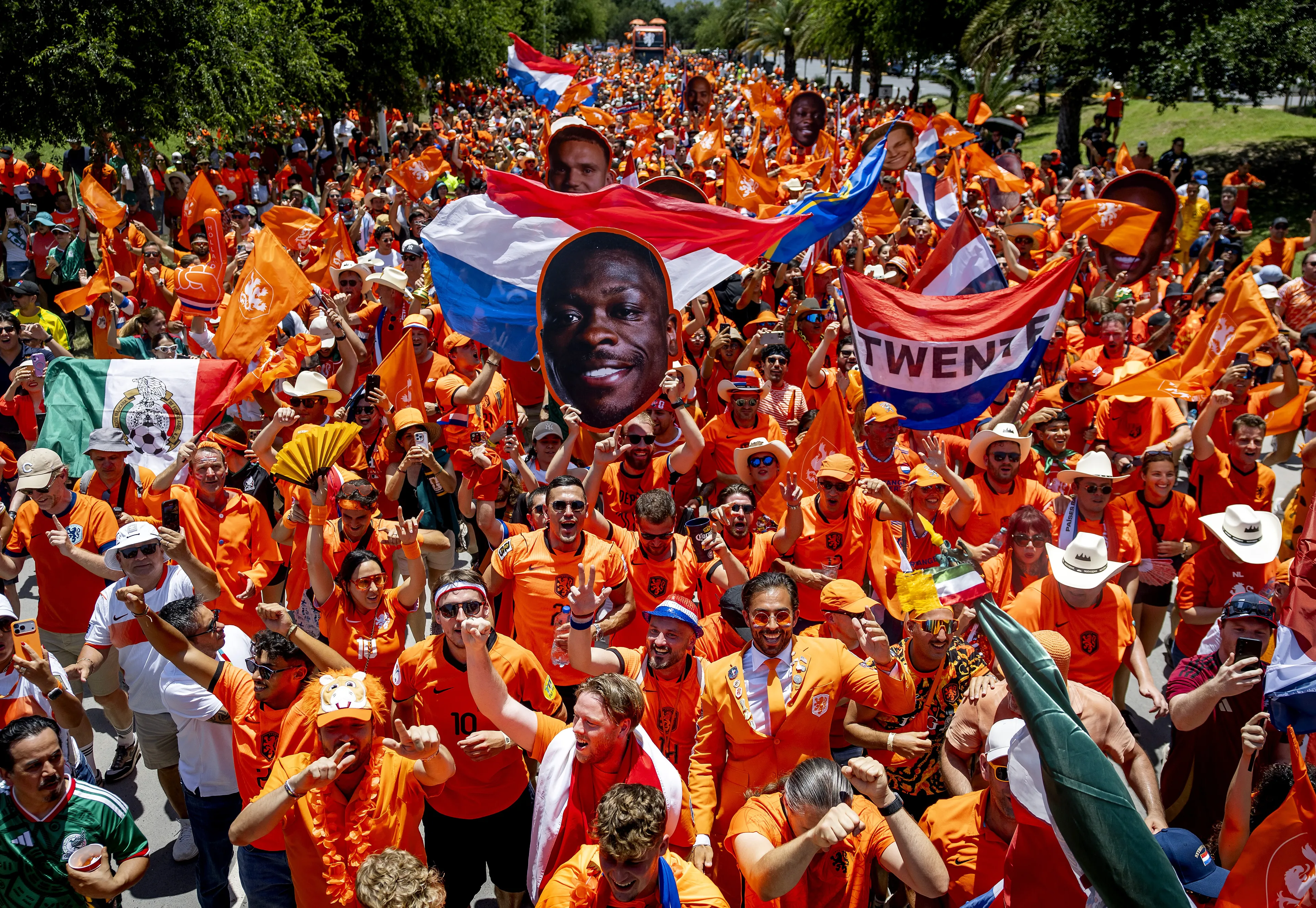 Oranjemars trekt door Monterrey: duizenden fans warmen zich op voor WK