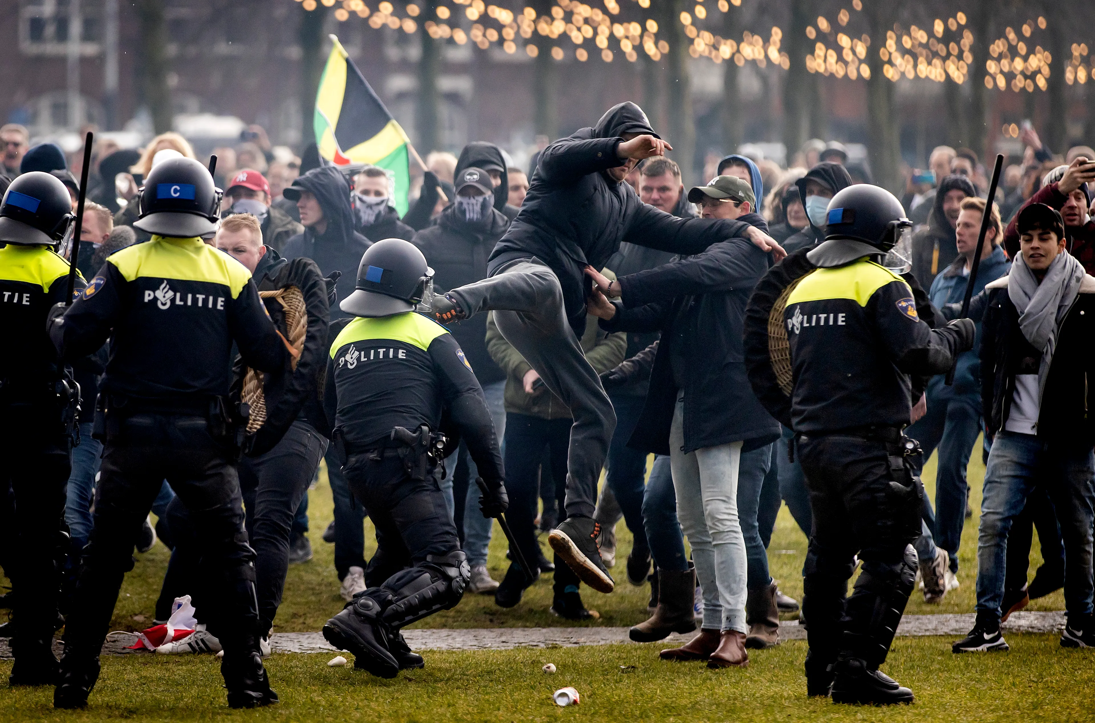 Man (36) die ME'er karatetrap gaf op Museumplein krijgt 120 uur taakstraf