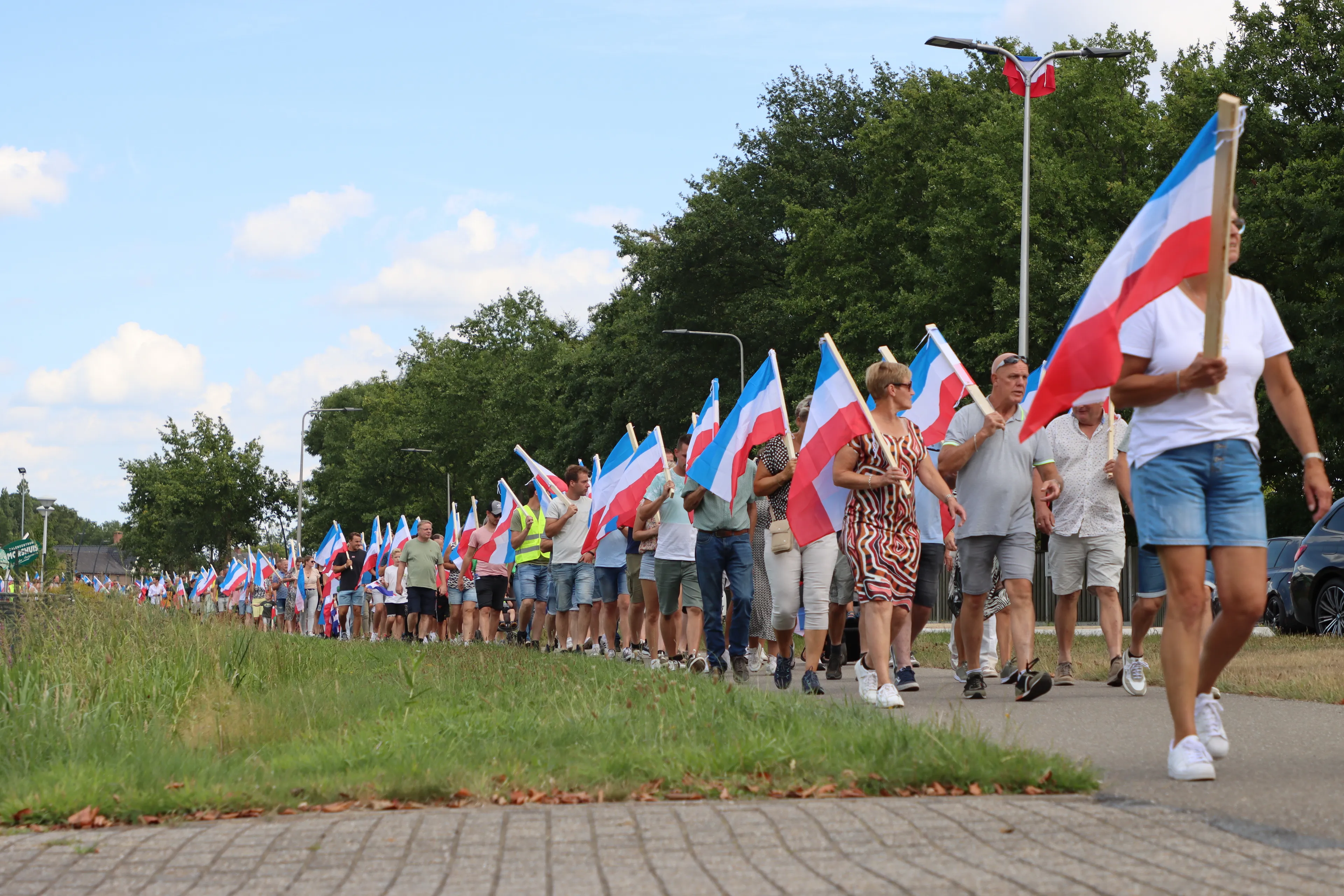 Honderden lopen stille tocht als protest tegen opvang asielzoekers in hotel Albergen