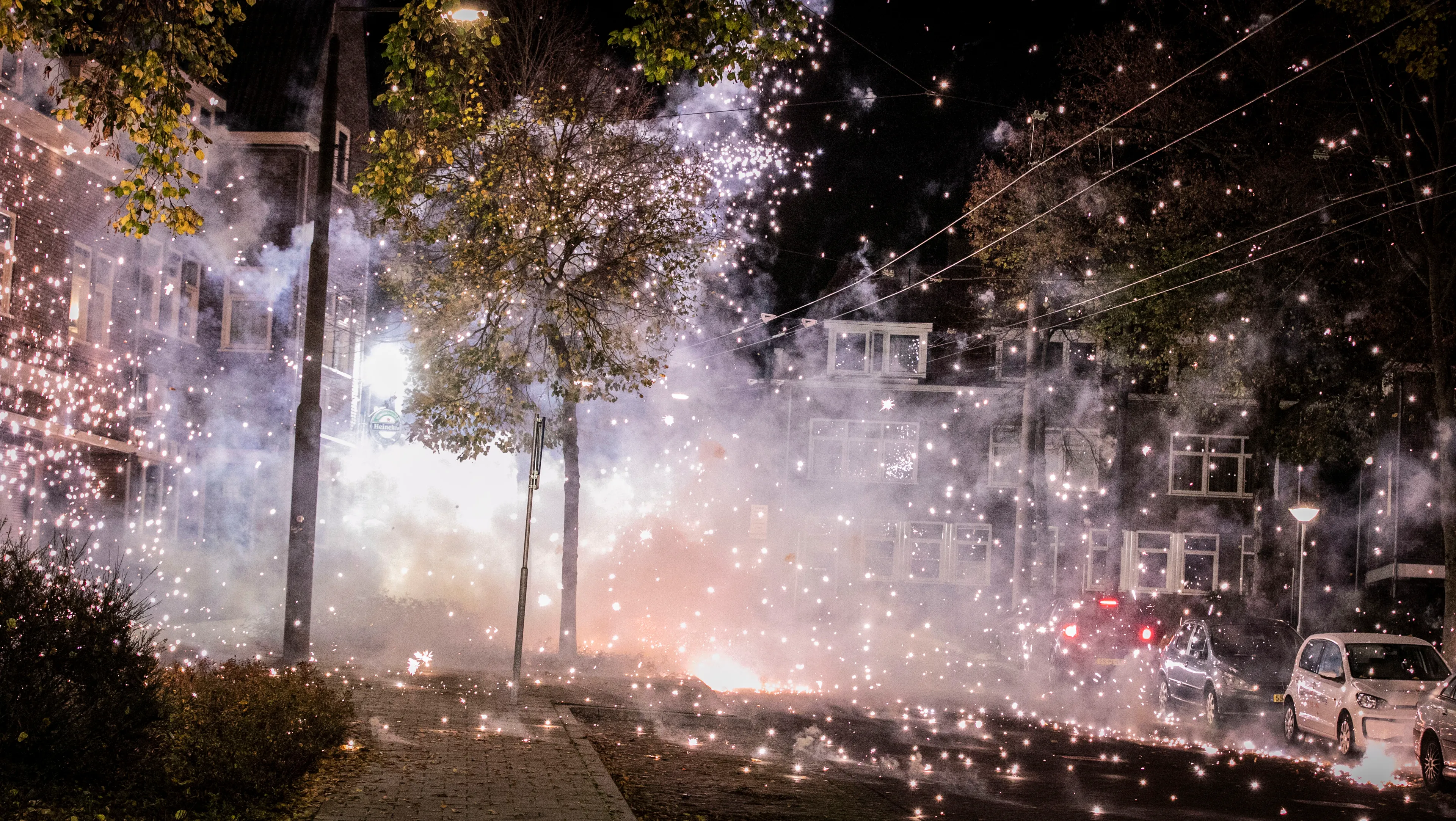 Politie pakt man op in Arnhemse wijk Geitenkamp die illegaal vuurwerk verkocht
