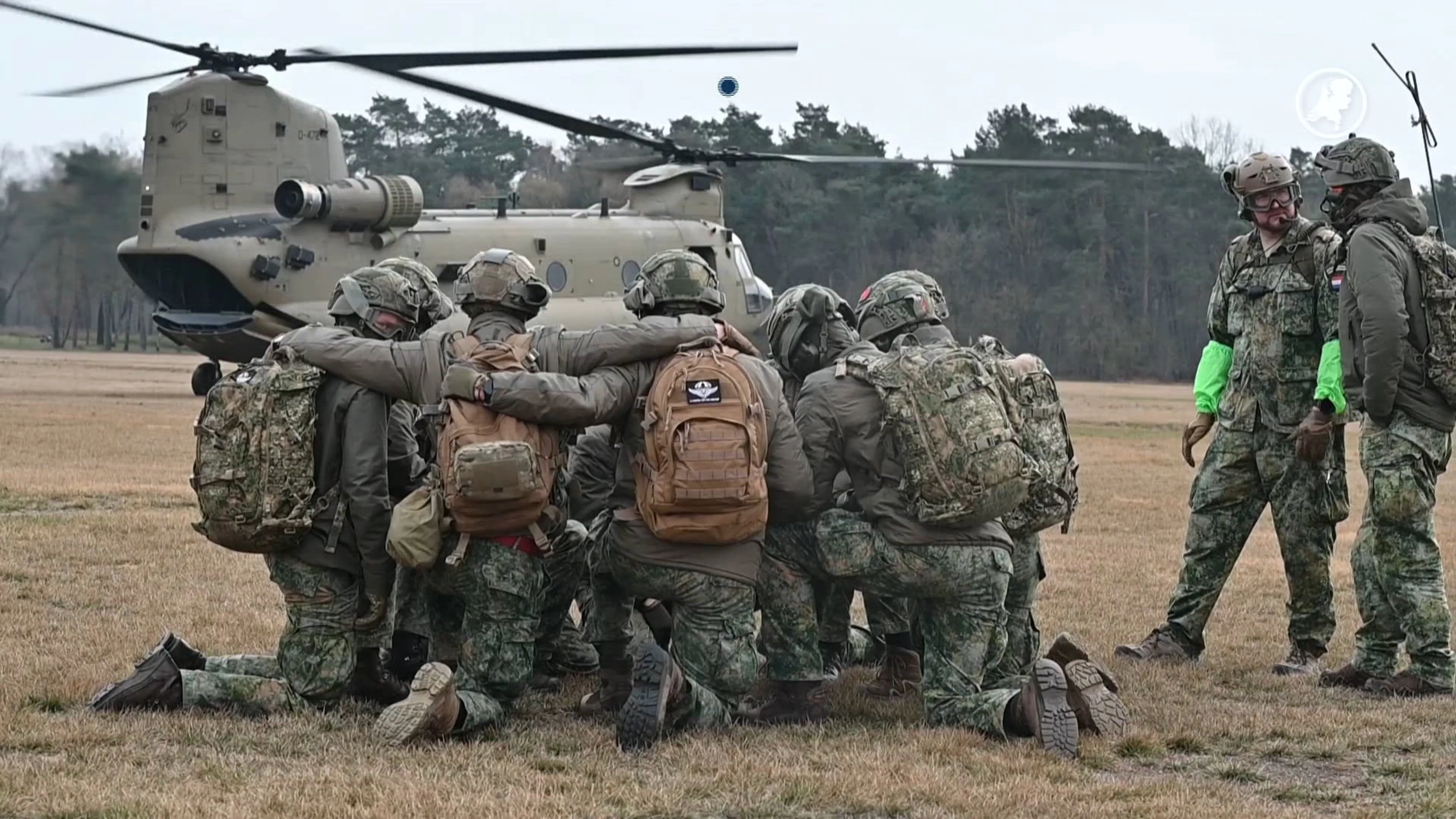 ZIEN: Defensie oefent met helikopterlandingen bij Groesbeek