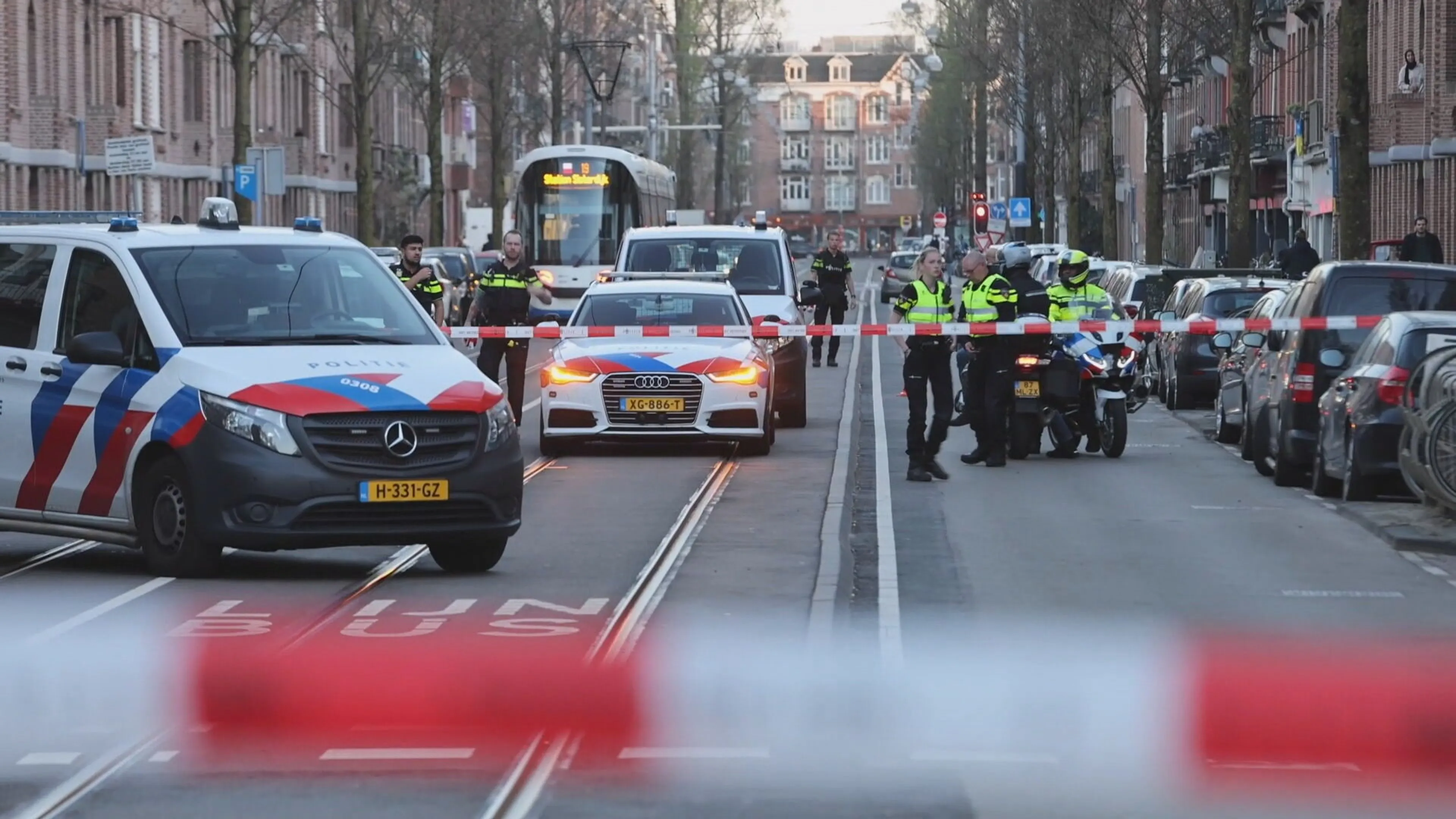 Mannen schieten over en weer op Amsterdamse straat, politie start klopjacht