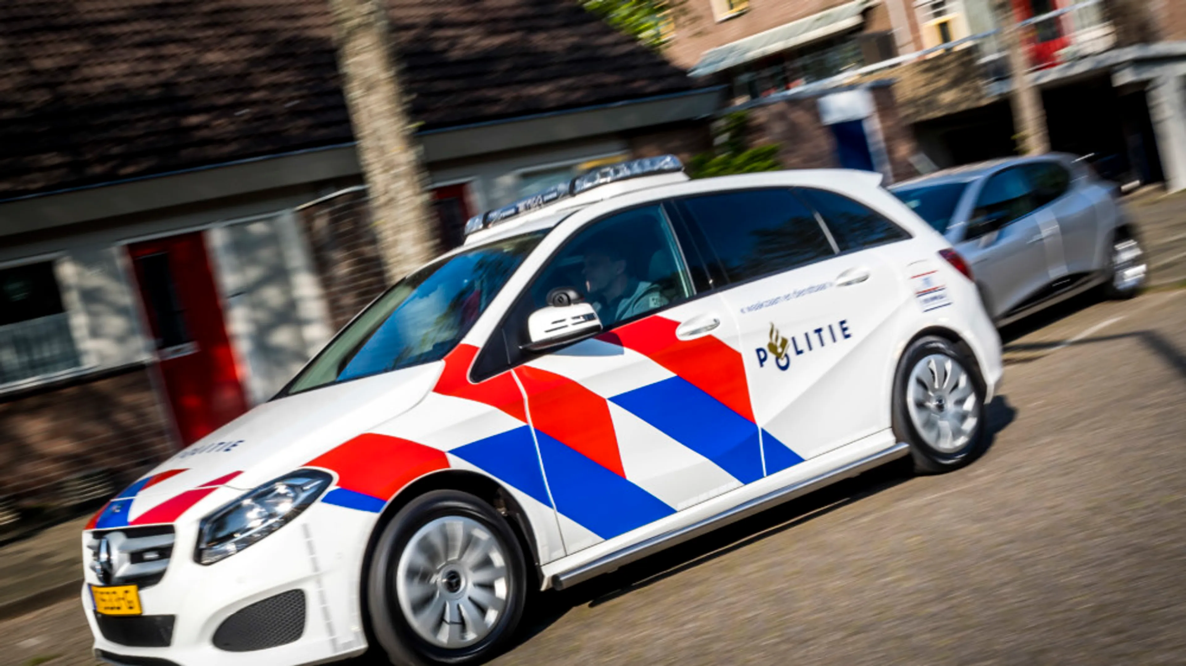 Naakte en bebloede man overlijdt terwijl agenten hem naar het ziekenhuis brengen