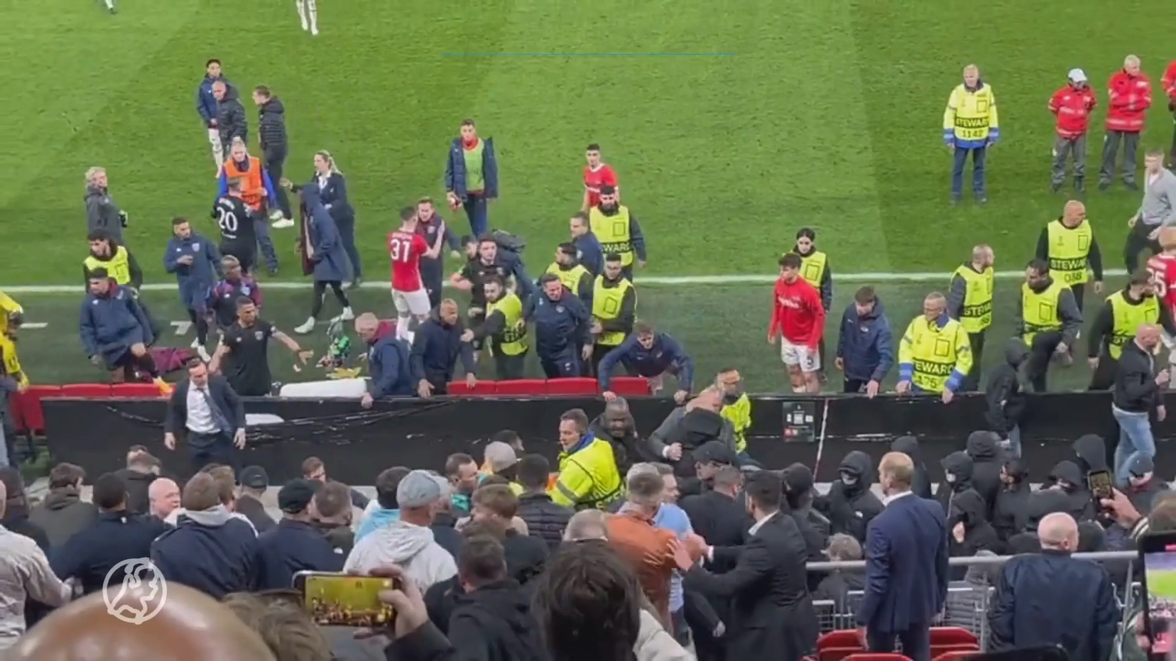 Zeven AZ-fans aangehouden, 26 fans melden zich na ongeregeldheden na Europese wedstrijd