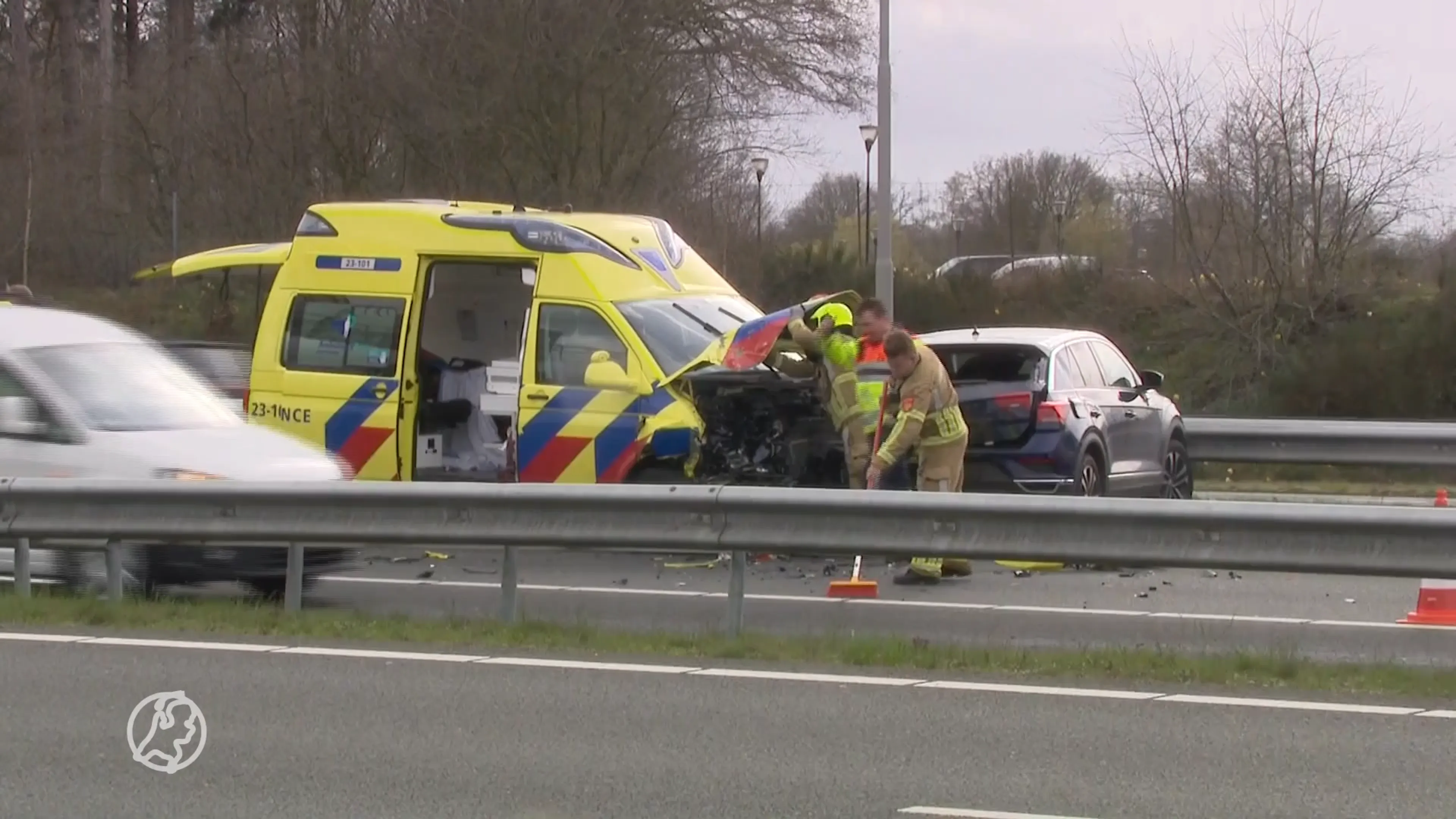 Aanrijding tussen ambulance en personenauto op A73 bij Venlo, bijrijder ernstig gewond