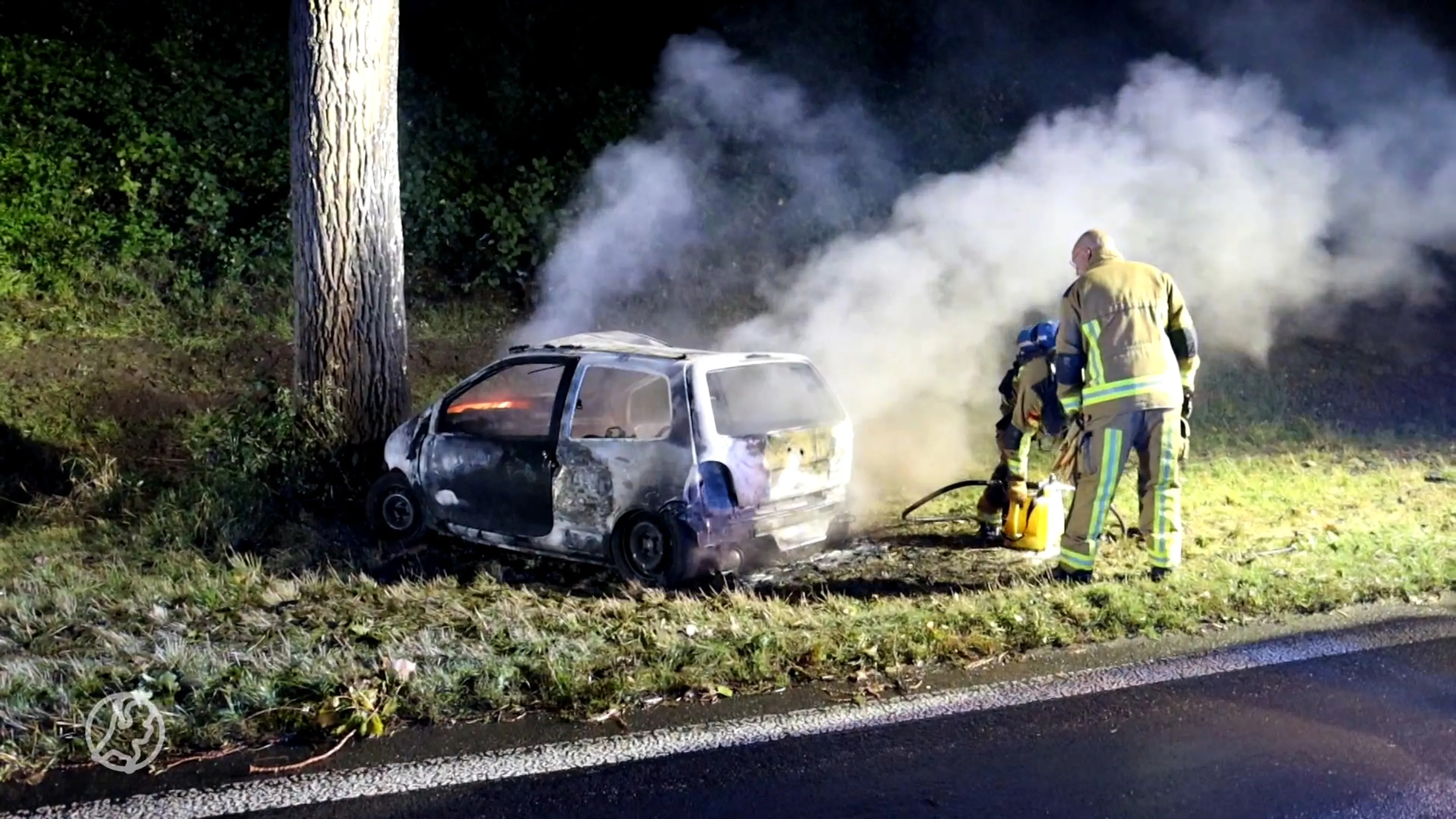 Taxichauffeur bevrijdt automobilist net voordat auto in vlammen opgaat