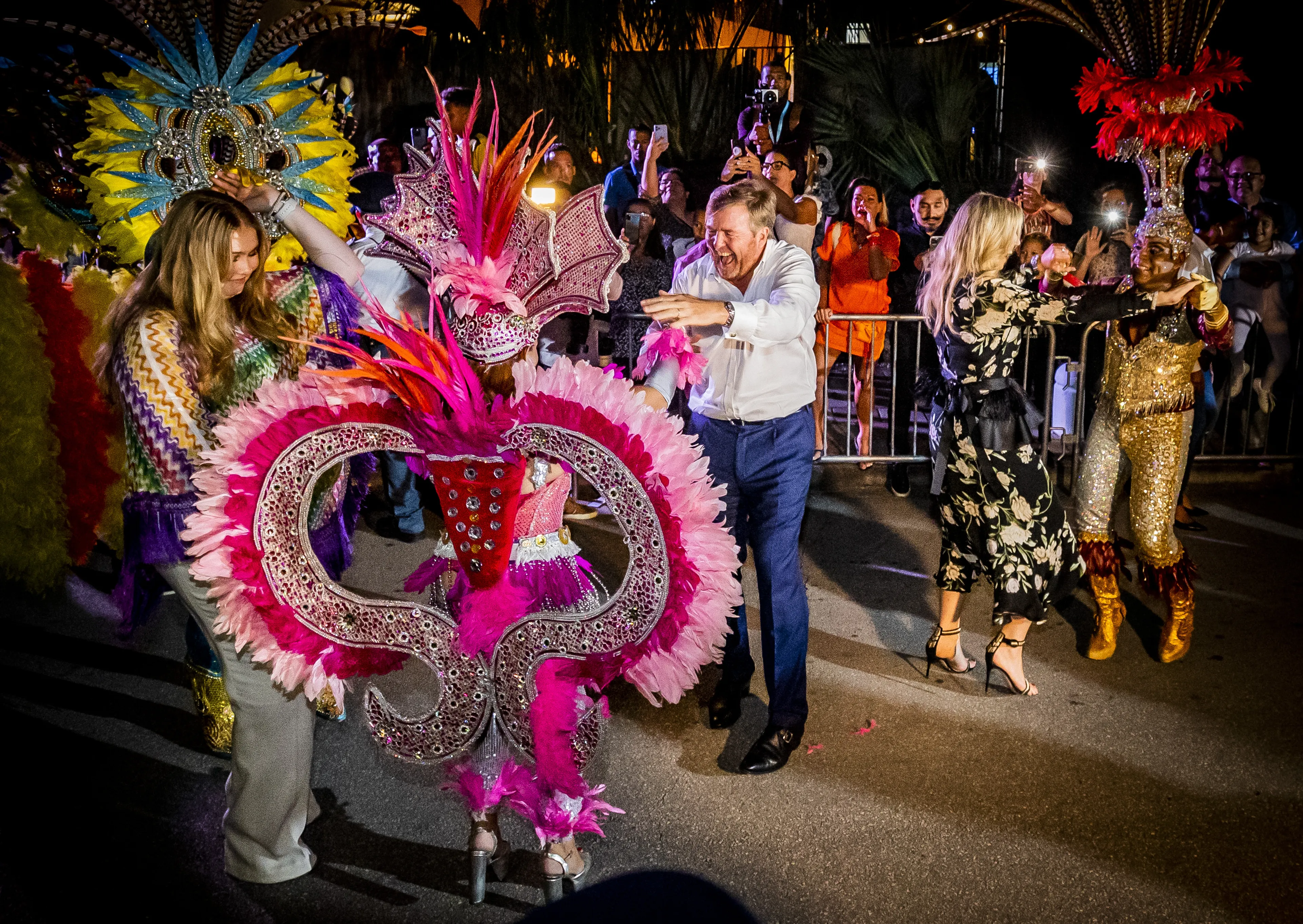 ZIEN: Oranjes gooien de voetjes van de vloer tijdens hun laatste avond op Aruba