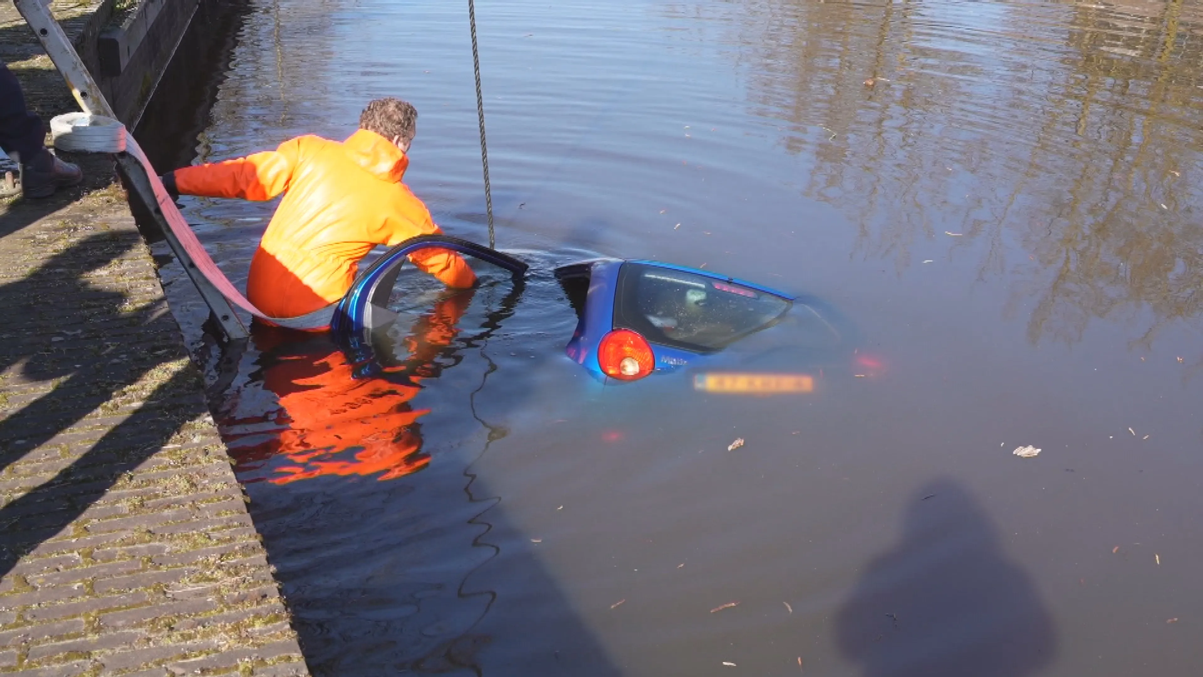 Sleepactie gaat fout: zwangere vrouw (25) belandt met auto in gracht