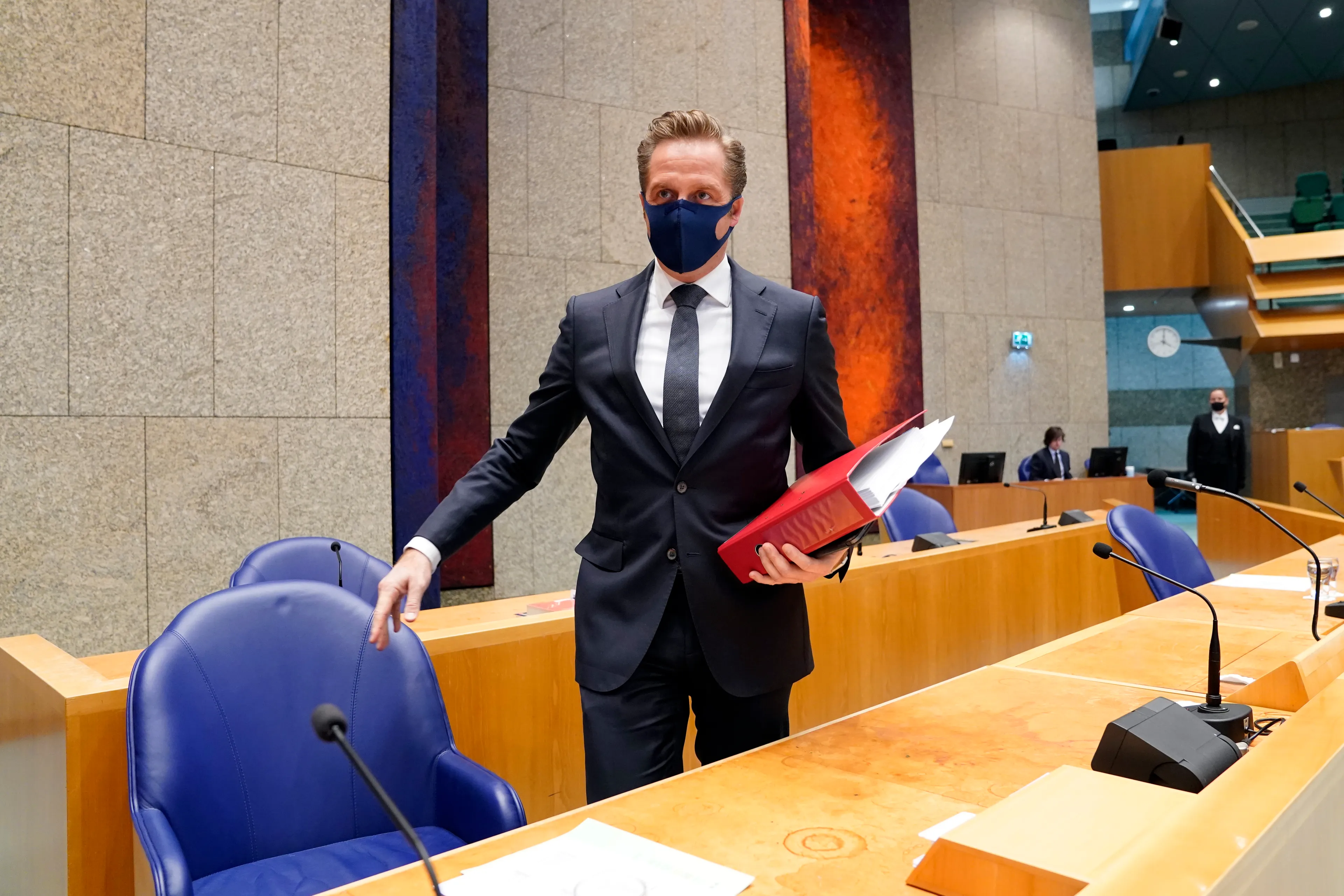 Mondkapjesplicht afschaffen in het ov? De Jonge twijfelt vanwege 'extra kwetsbaren'