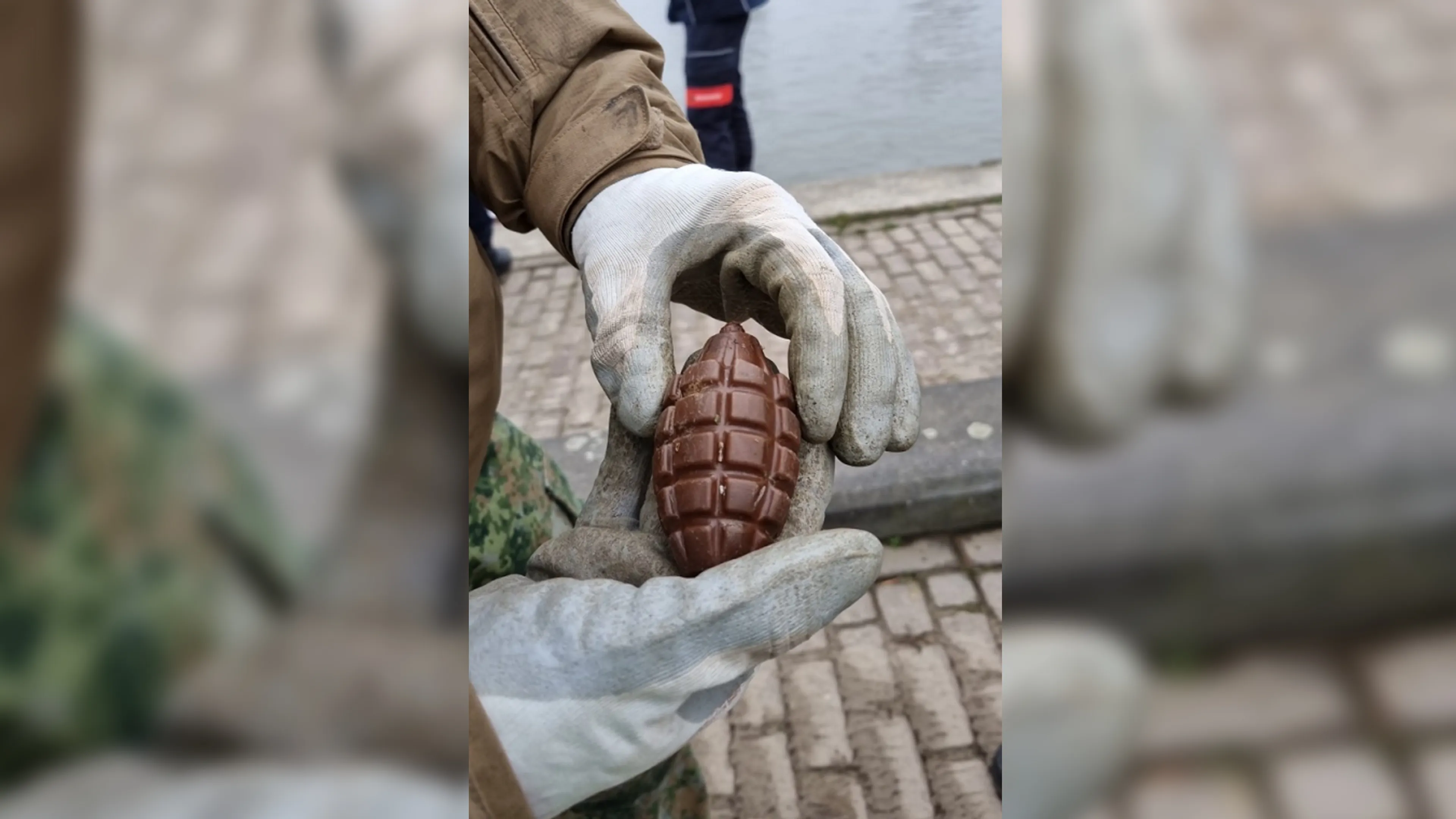 Opvangschip bij Mook ontruimd na vondst 'handgranaat', maar blijkt van plastic